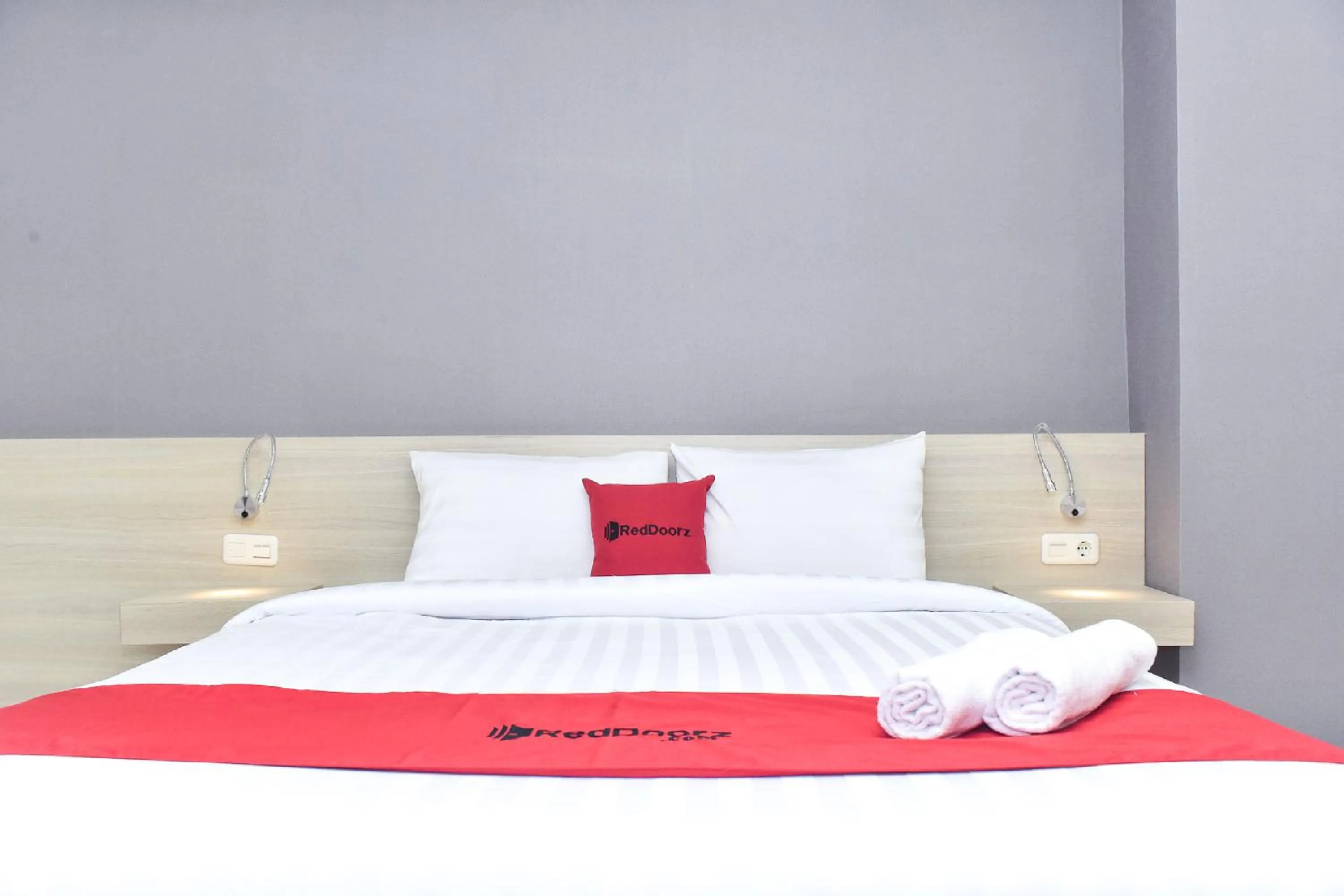 Bedroom, Bed in RedDoorz near Stasiun TVRI Surabaya 2