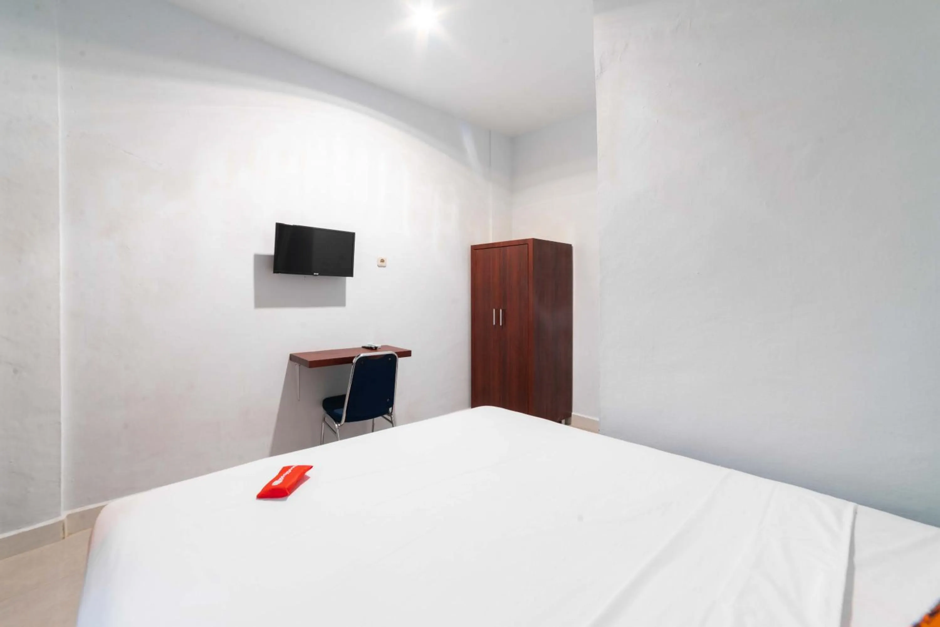 Bedroom, Bed in RedDoorz near Stasiun TVRI Surabaya 2