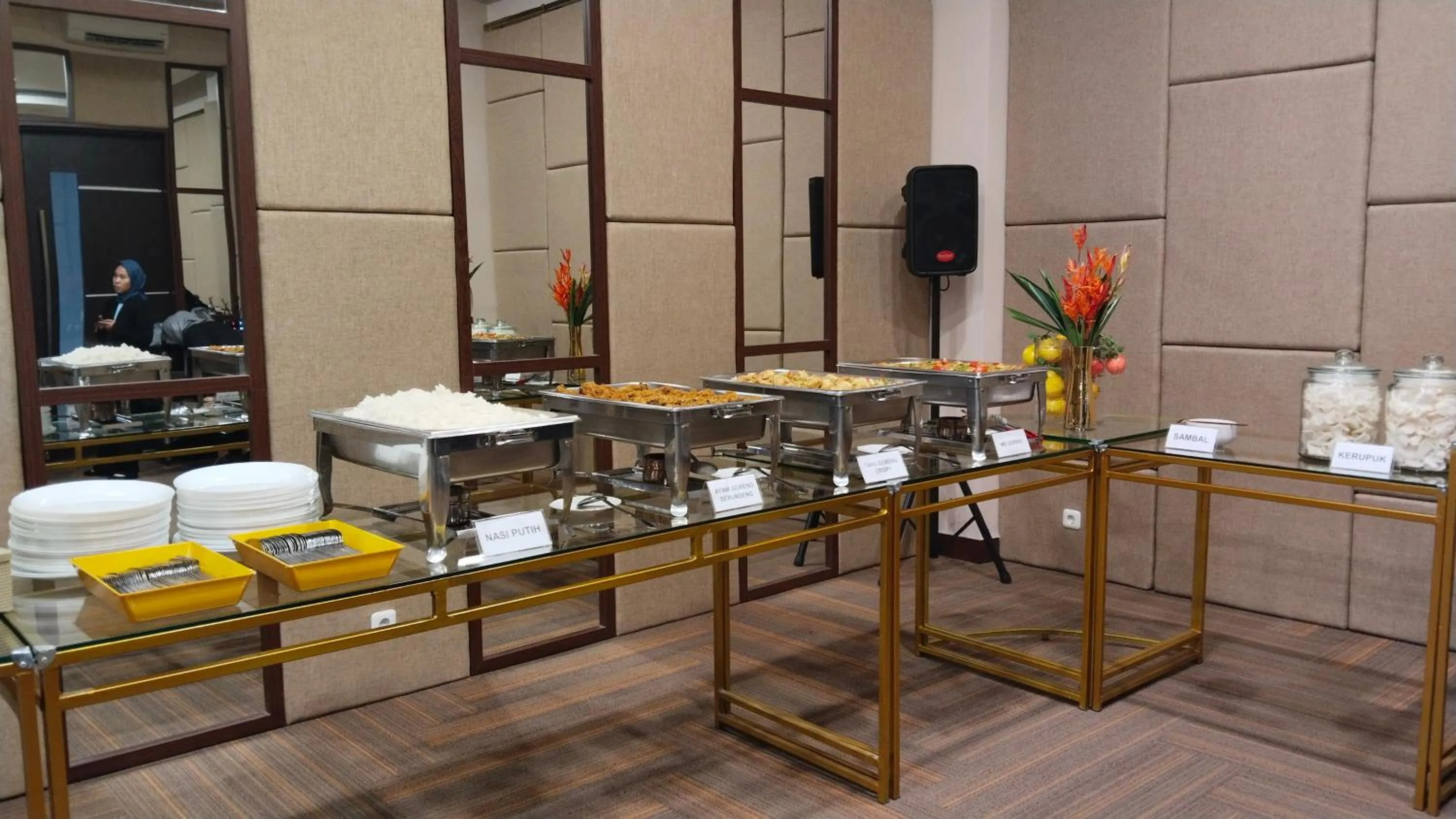 Restaurant/places to eat in Cordova Suites