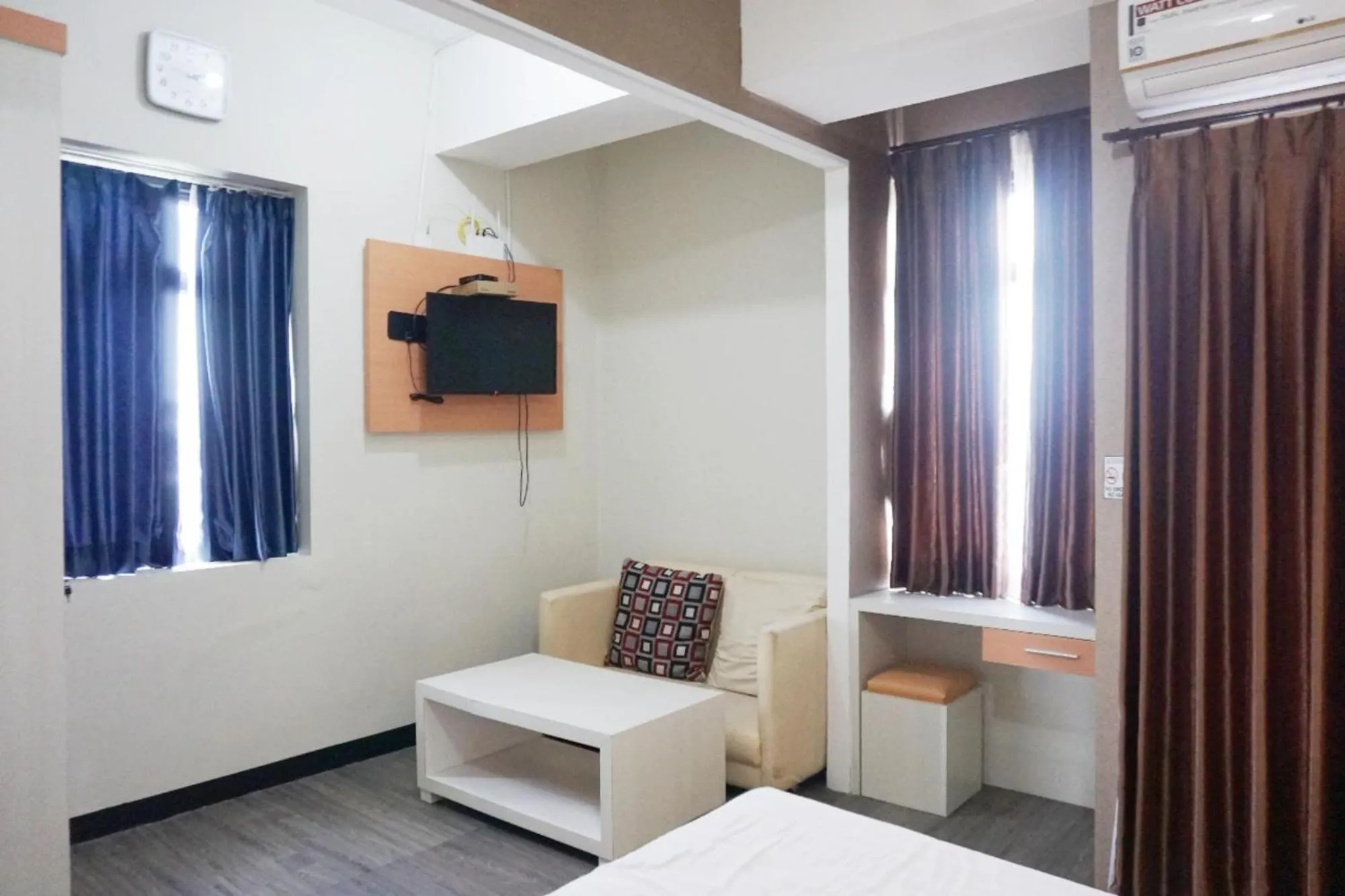 Photo of the whole room, Bed in Cordova Suites