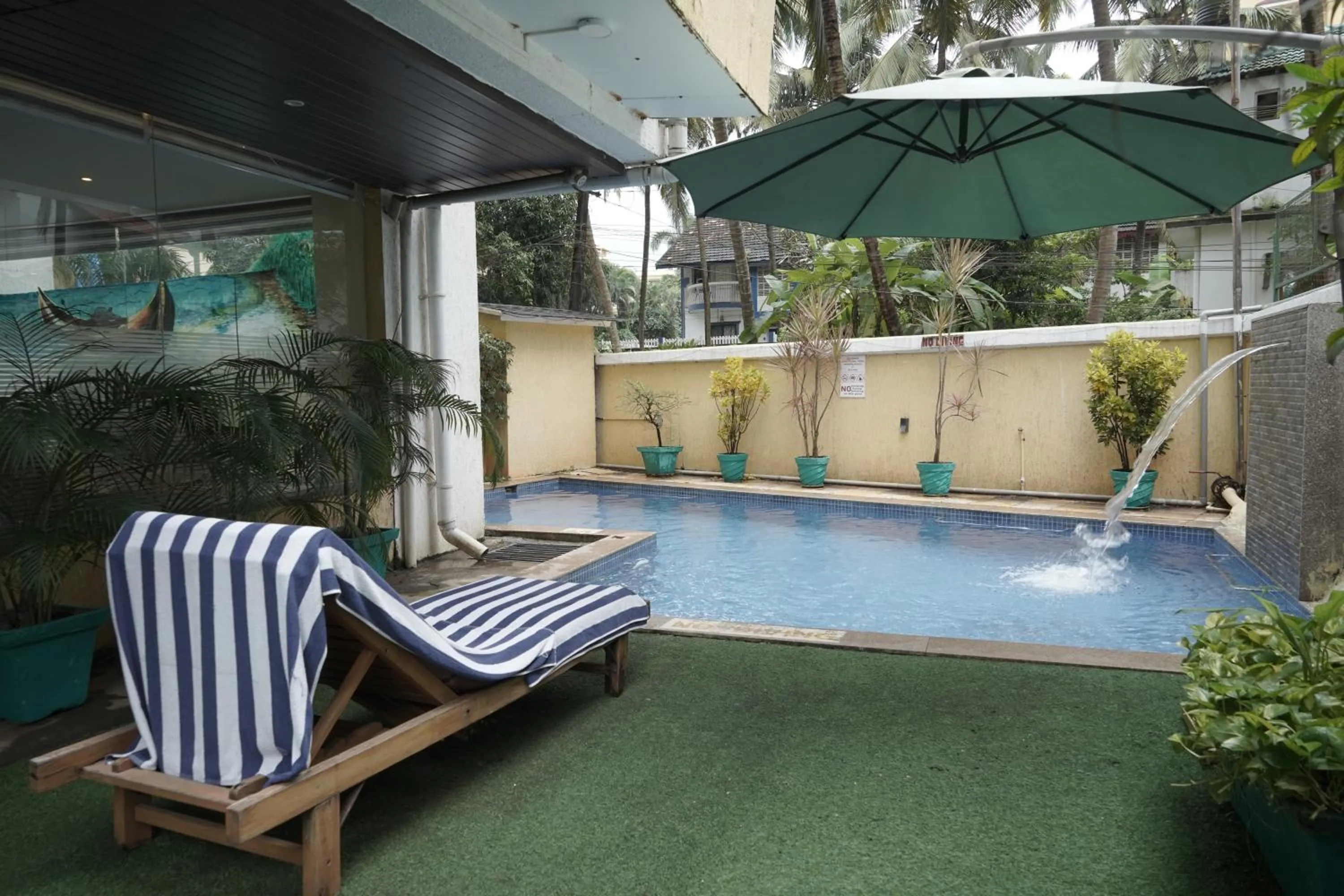Swimming pool in Trevon Hotels & Resorts Goa