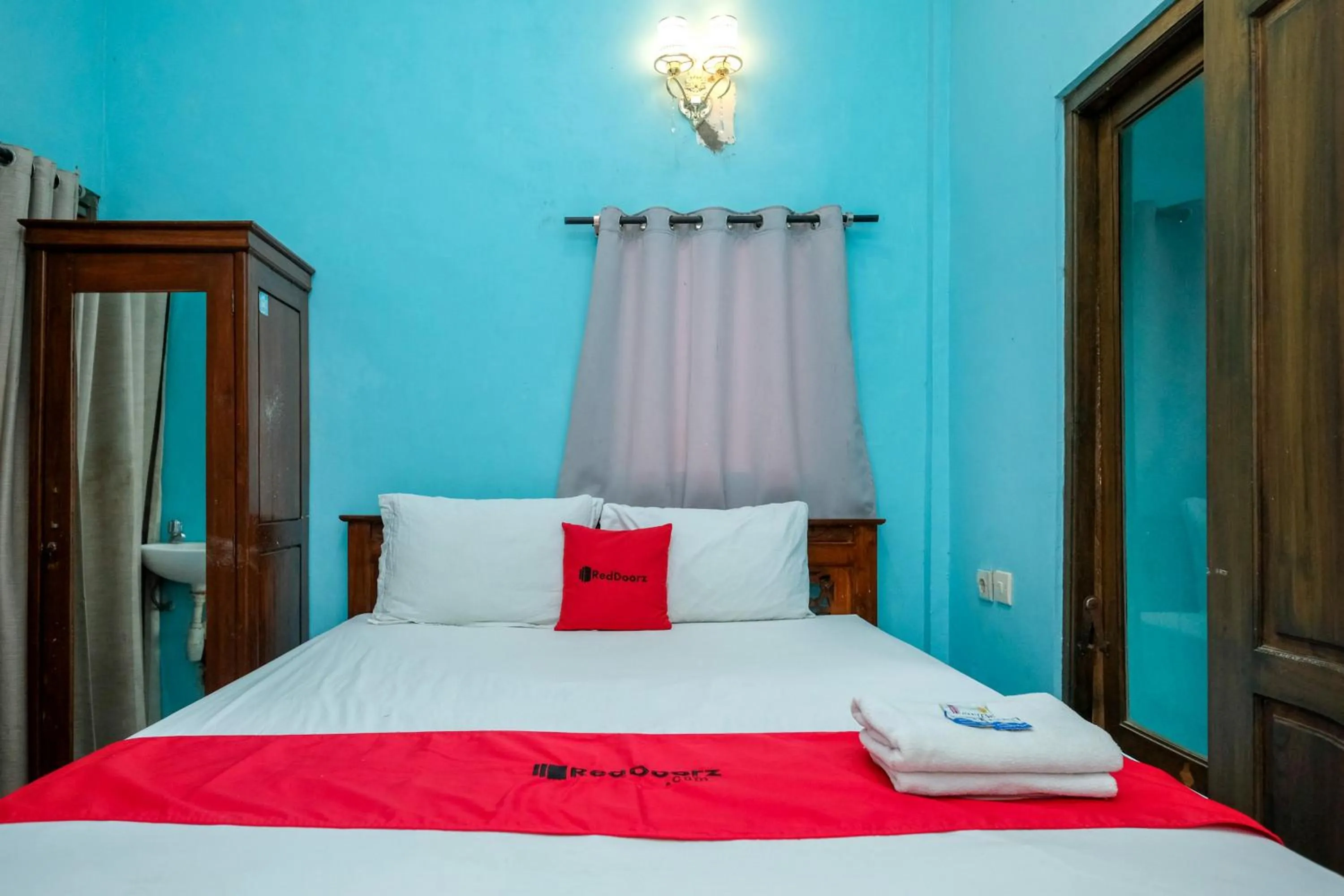 Bedroom, Bed in RedDoorz near Mojokerto Train Station