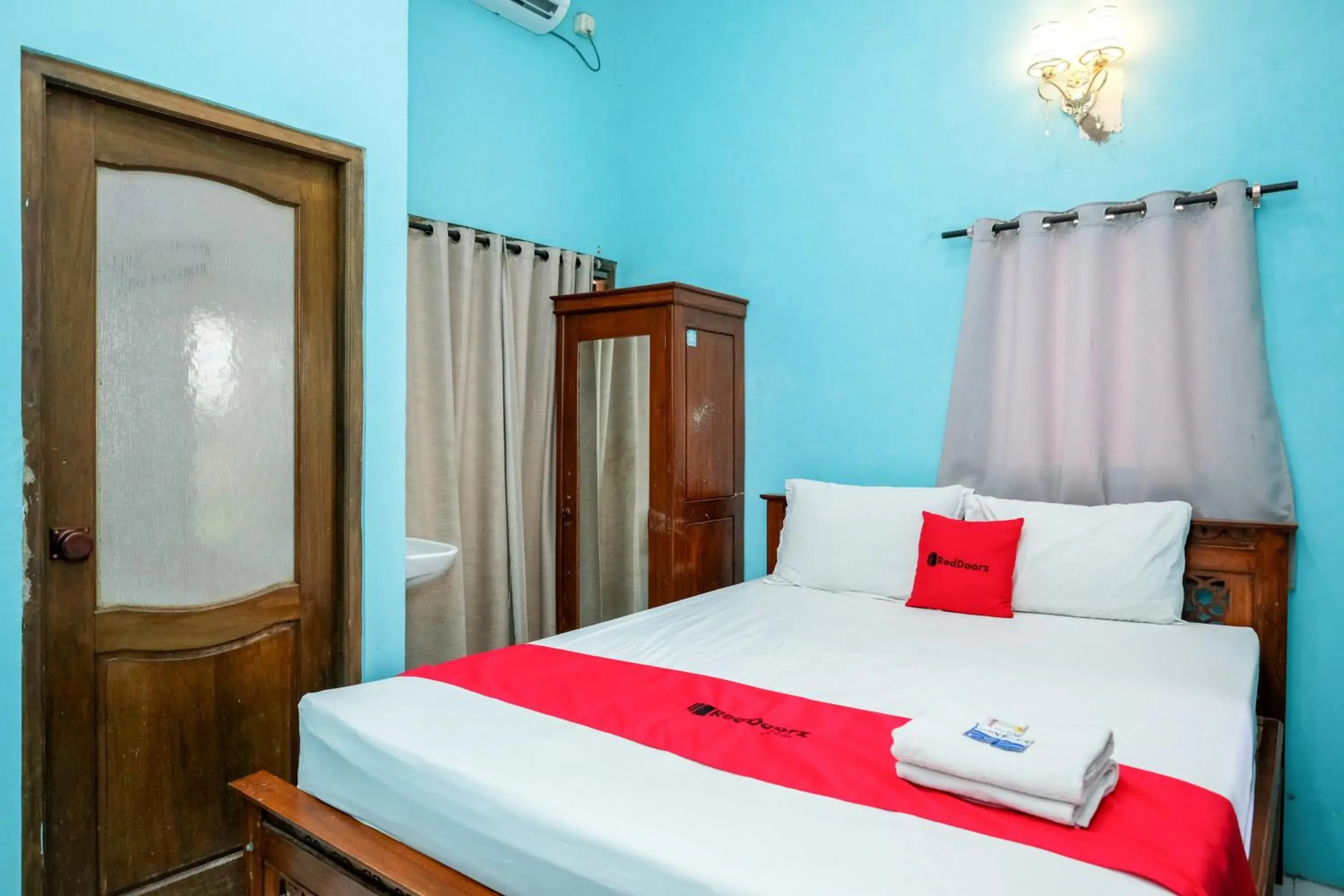 Bedroom, Bed in RedDoorz near Mojokerto Train Station Bedroom, Bed in RedDoorz near Mojokerto Train Station