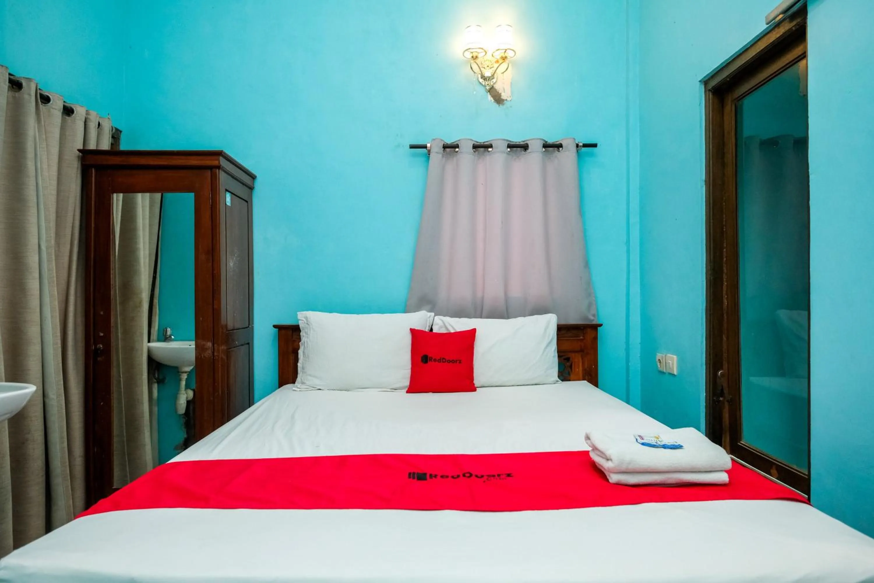Bedroom, Bed in RedDoorz near Mojokerto Train Station