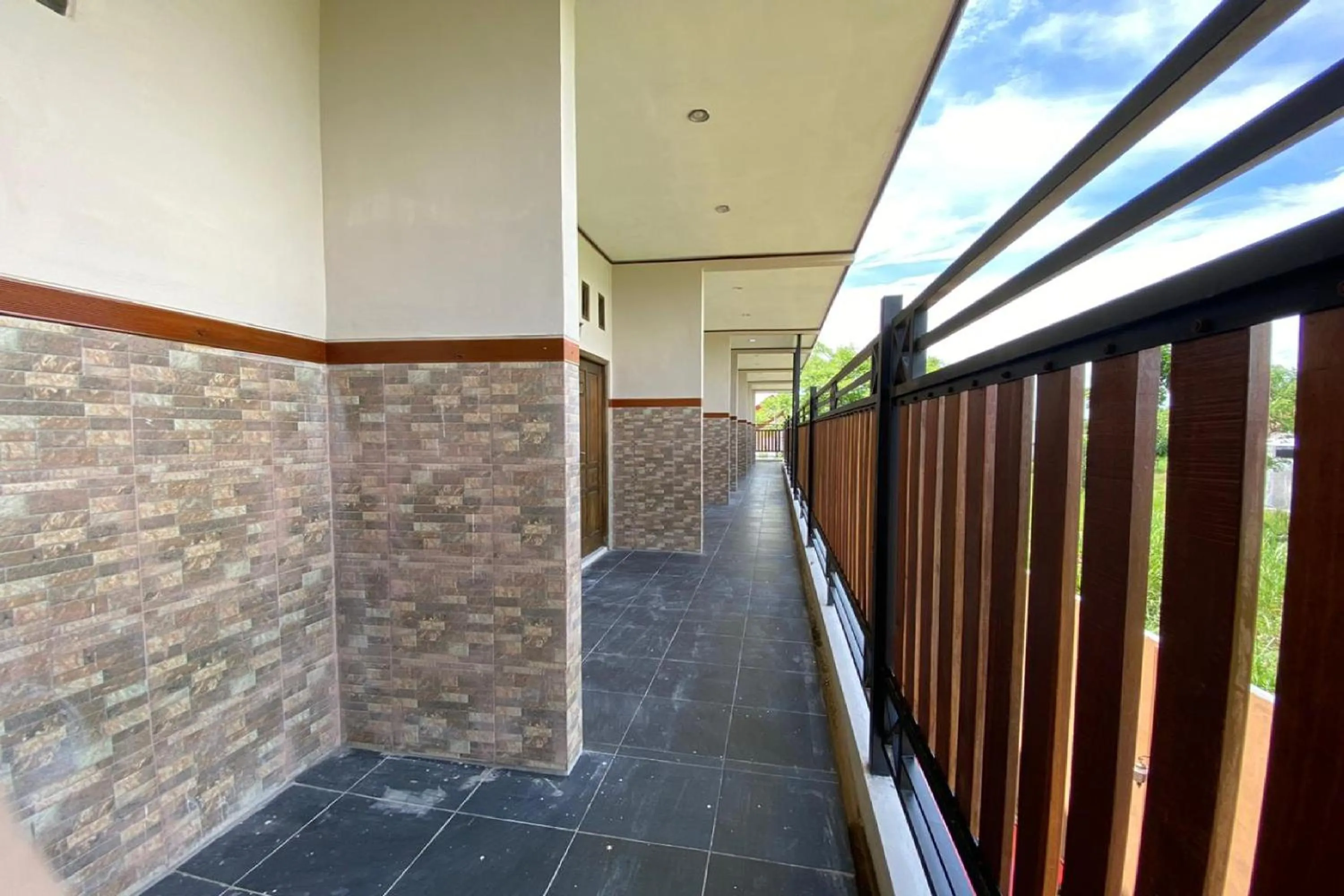 Facade/entrance in RedDoorz near Mojokerto Train Station