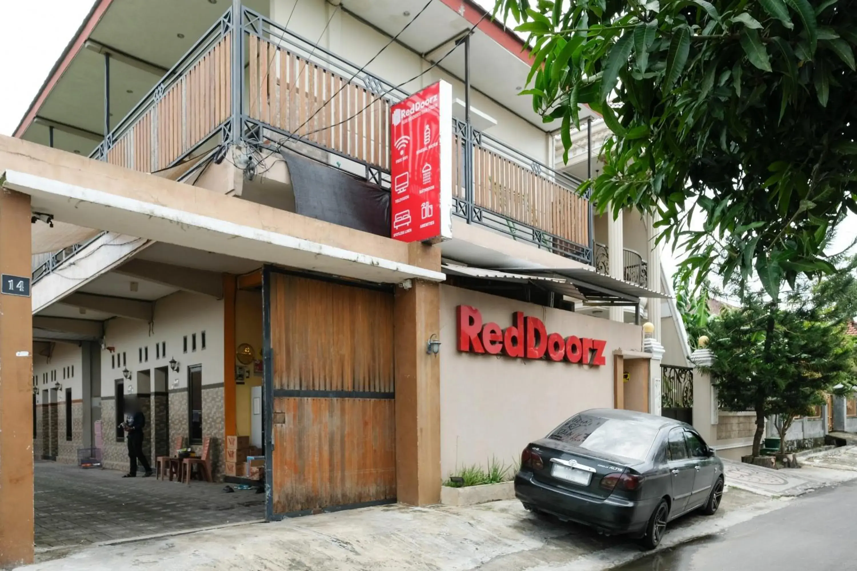 Facade/entrance in RedDoorz near Mojokerto Train Station Facade/entrance in RedDoorz near Mojokerto Train Station