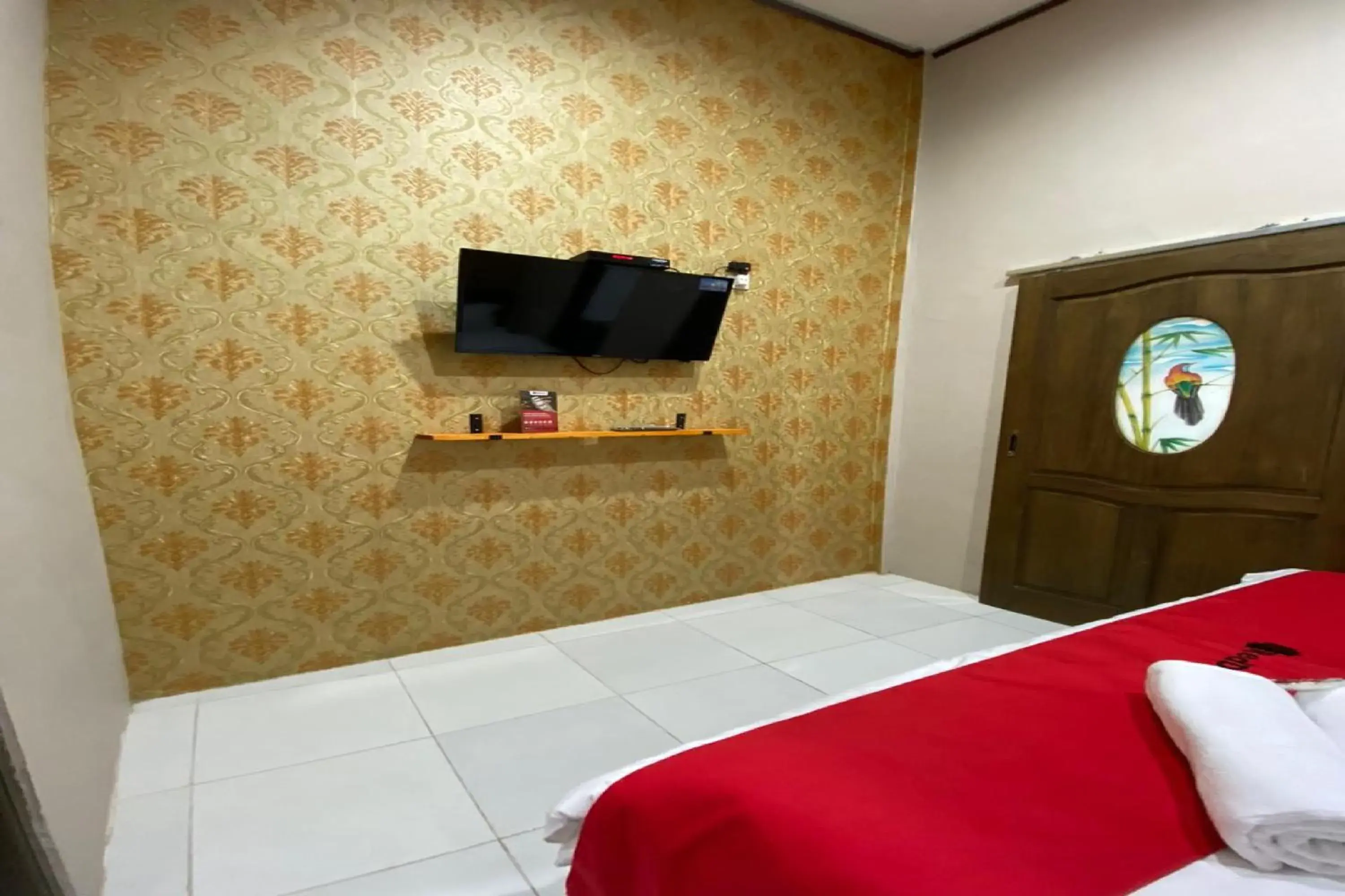 TV and multimedia, Bed in RedDoorz near Mojokerto Train Station TV and multimedia, Bed in RedDoorz near Mojokerto Train Station