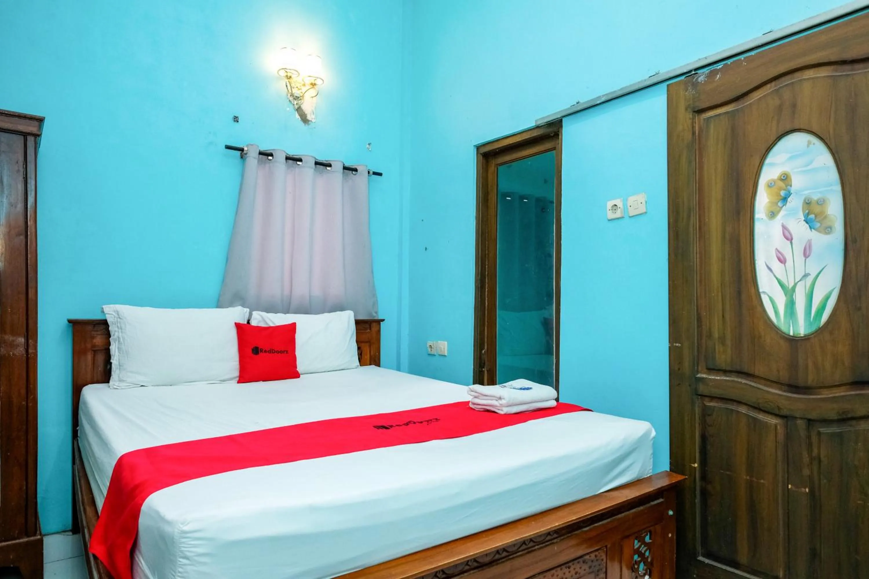 Bedroom, Bed in RedDoorz near Mojokerto Train Station