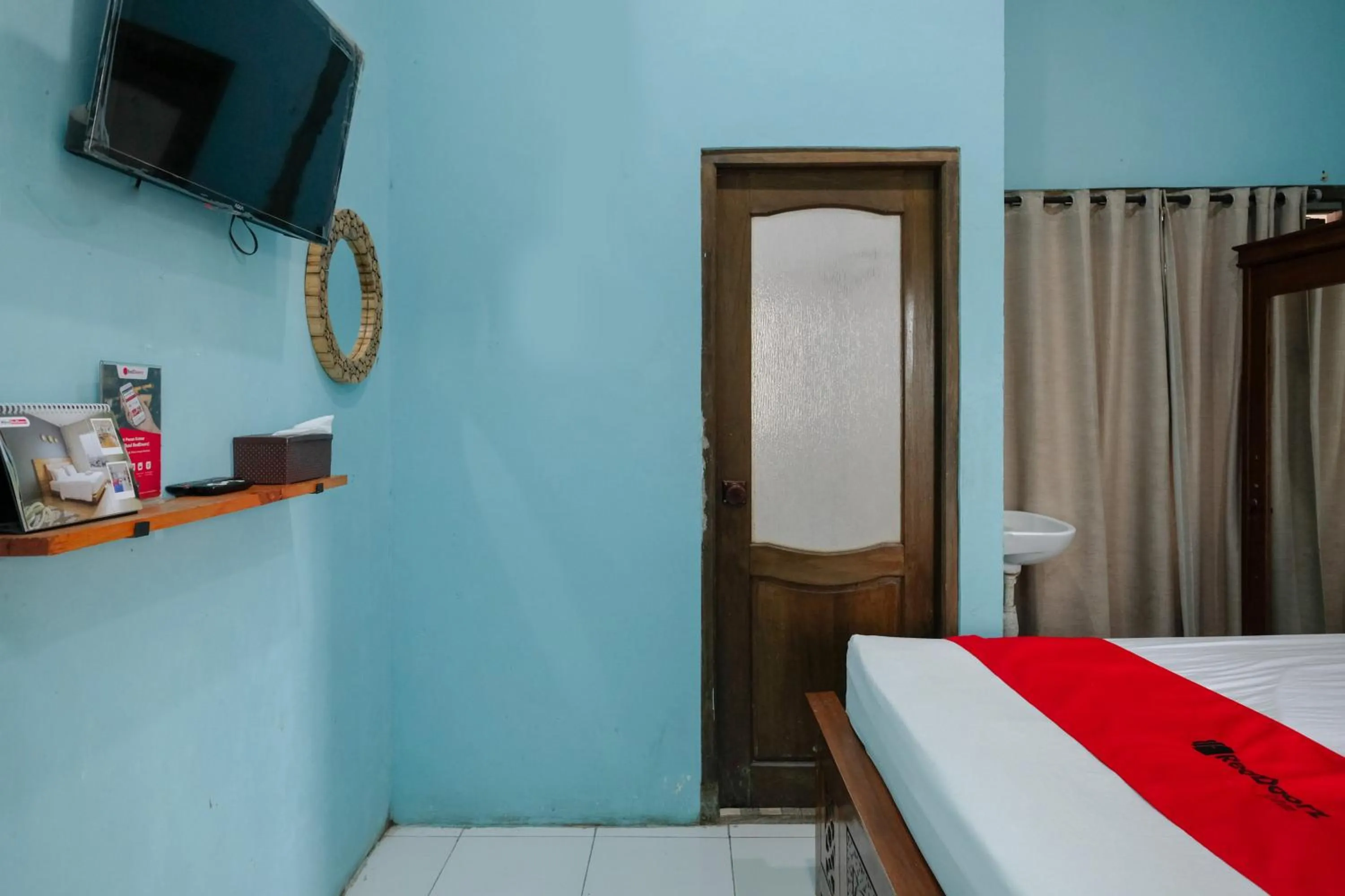 Bedroom, Bed in RedDoorz near Mojokerto Train Station