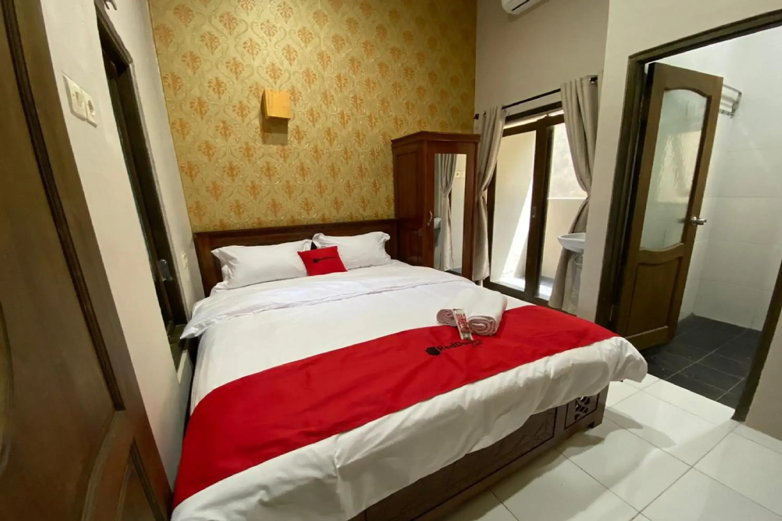 Bedroom, Bed in RedDoorz near Mojokerto Train Station Bedroom, Bed in RedDoorz near Mojokerto Train Station