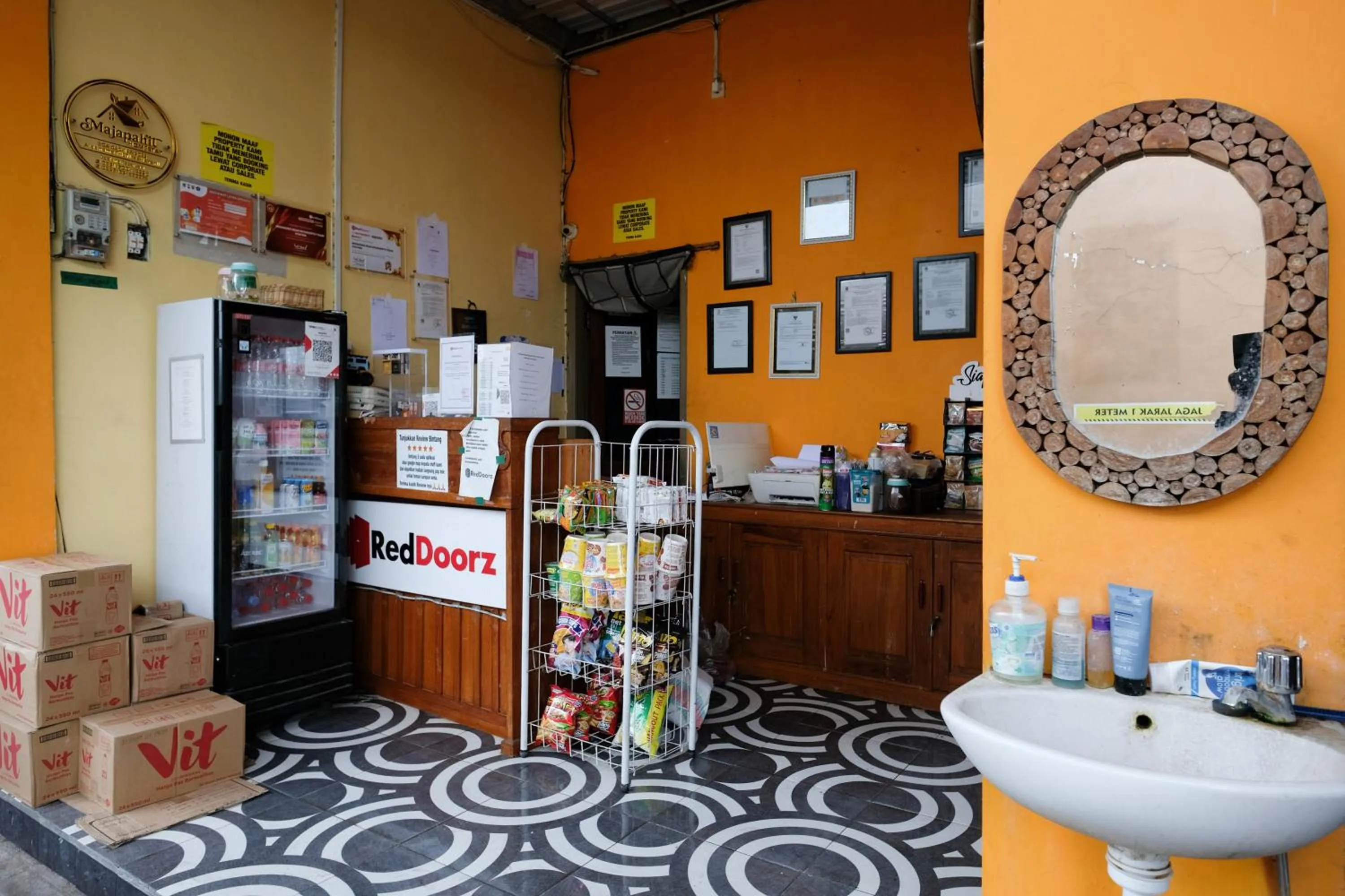 Lobby or reception in RedDoorz near Mojokerto Train Station