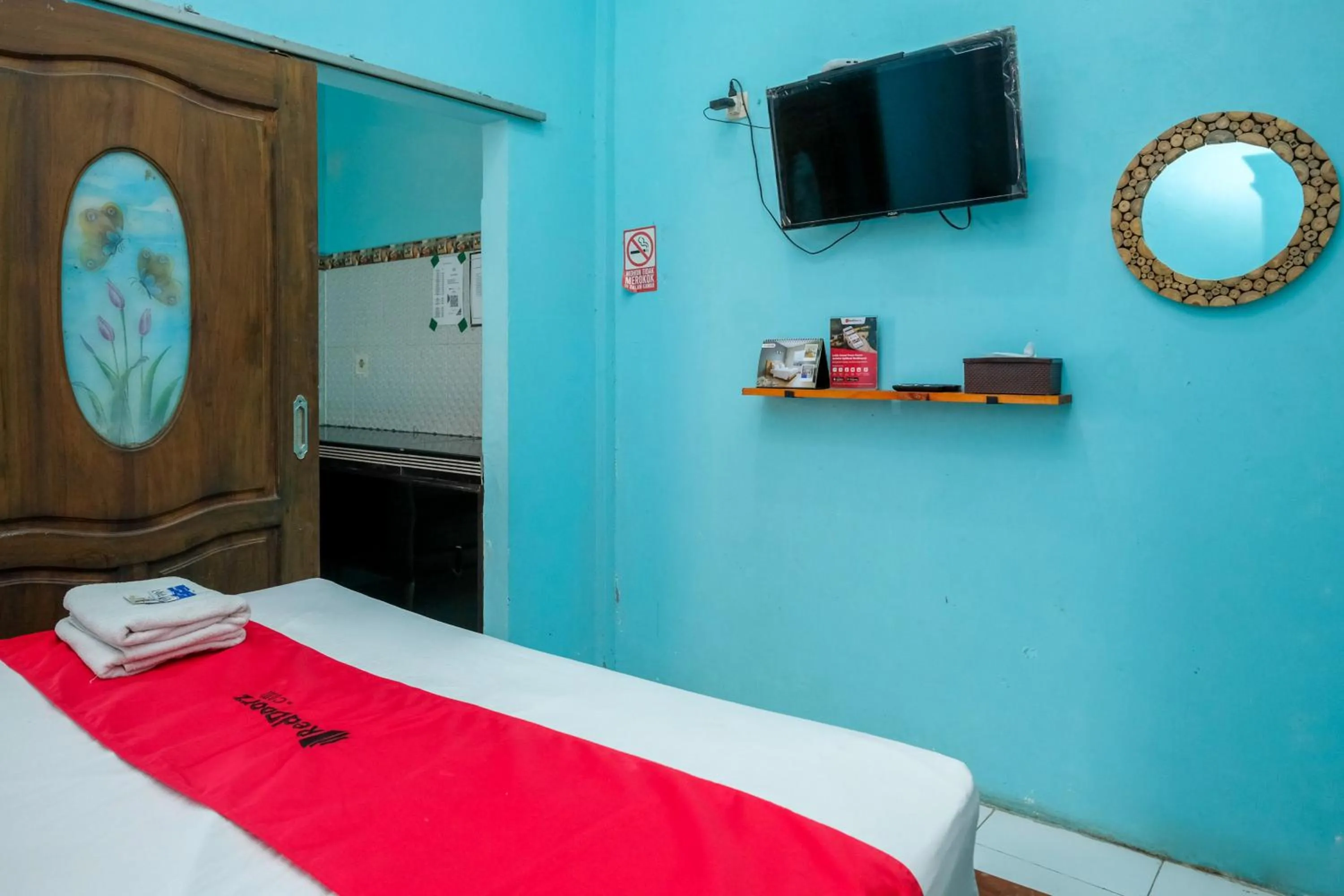 Bedroom, Bed in RedDoorz near Mojokerto Train Station