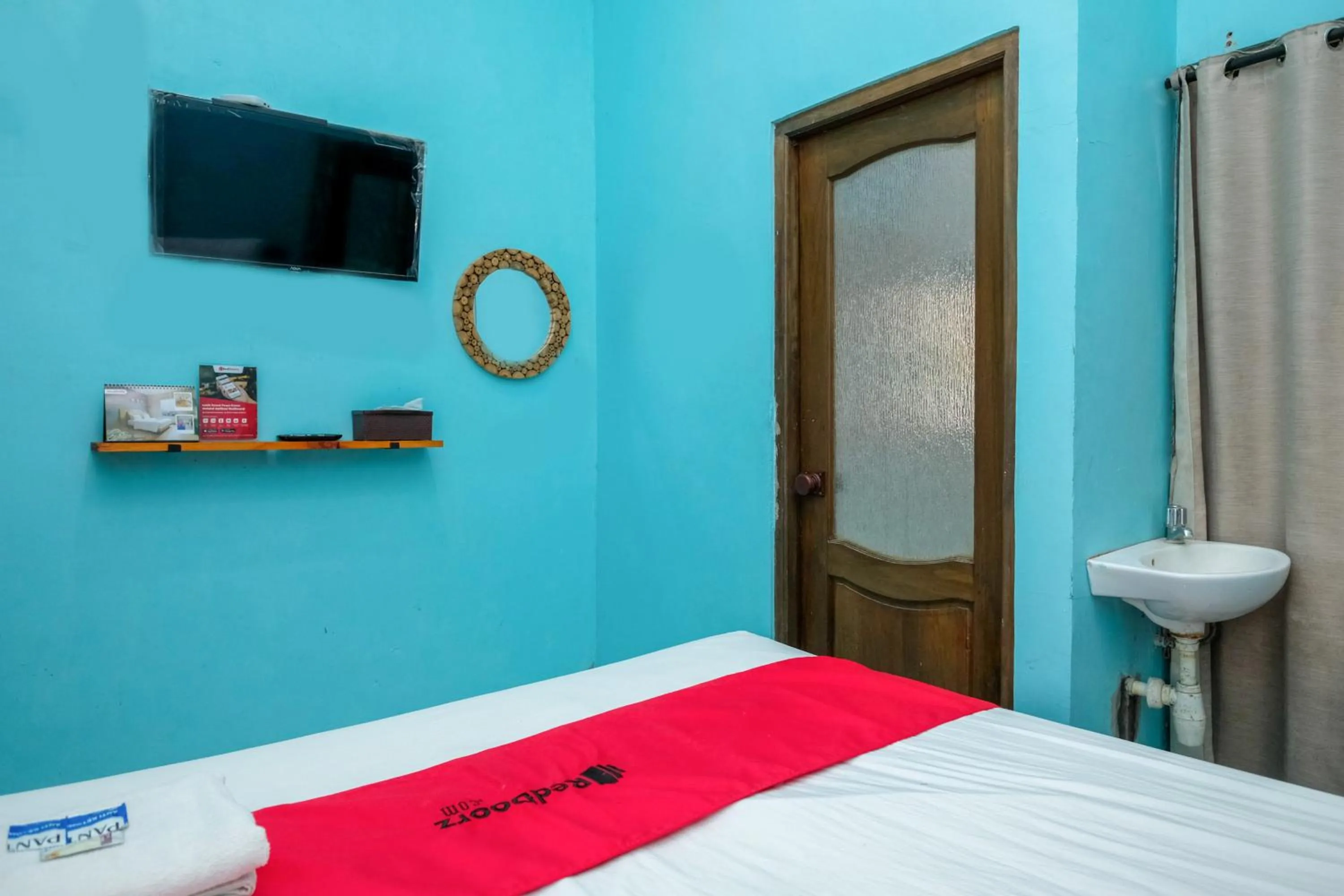 Bedroom, Bed in RedDoorz near Mojokerto Train Station