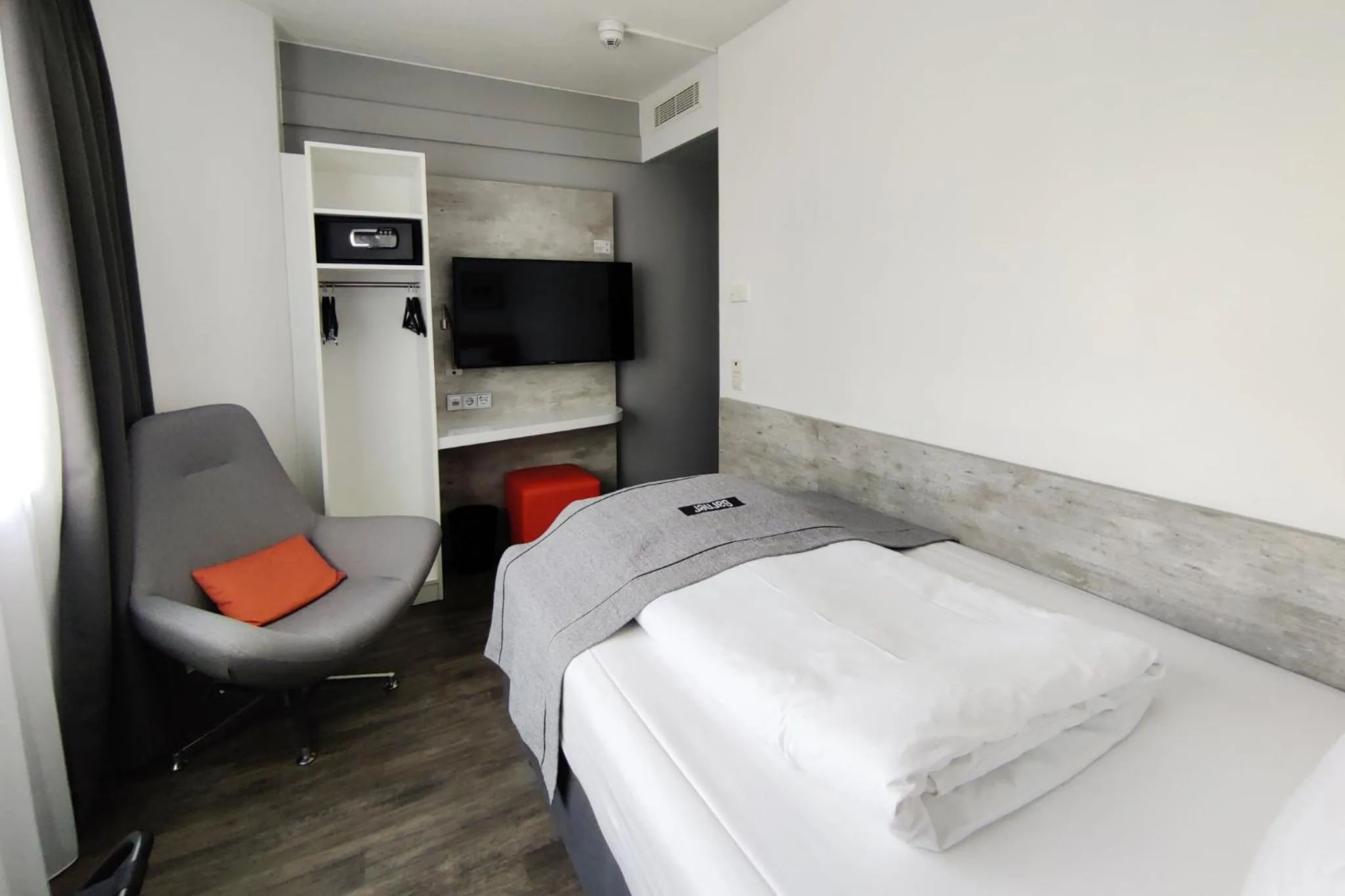 Photo of the whole room, Bed in Garner Hotel Wiesbaden City by IHG