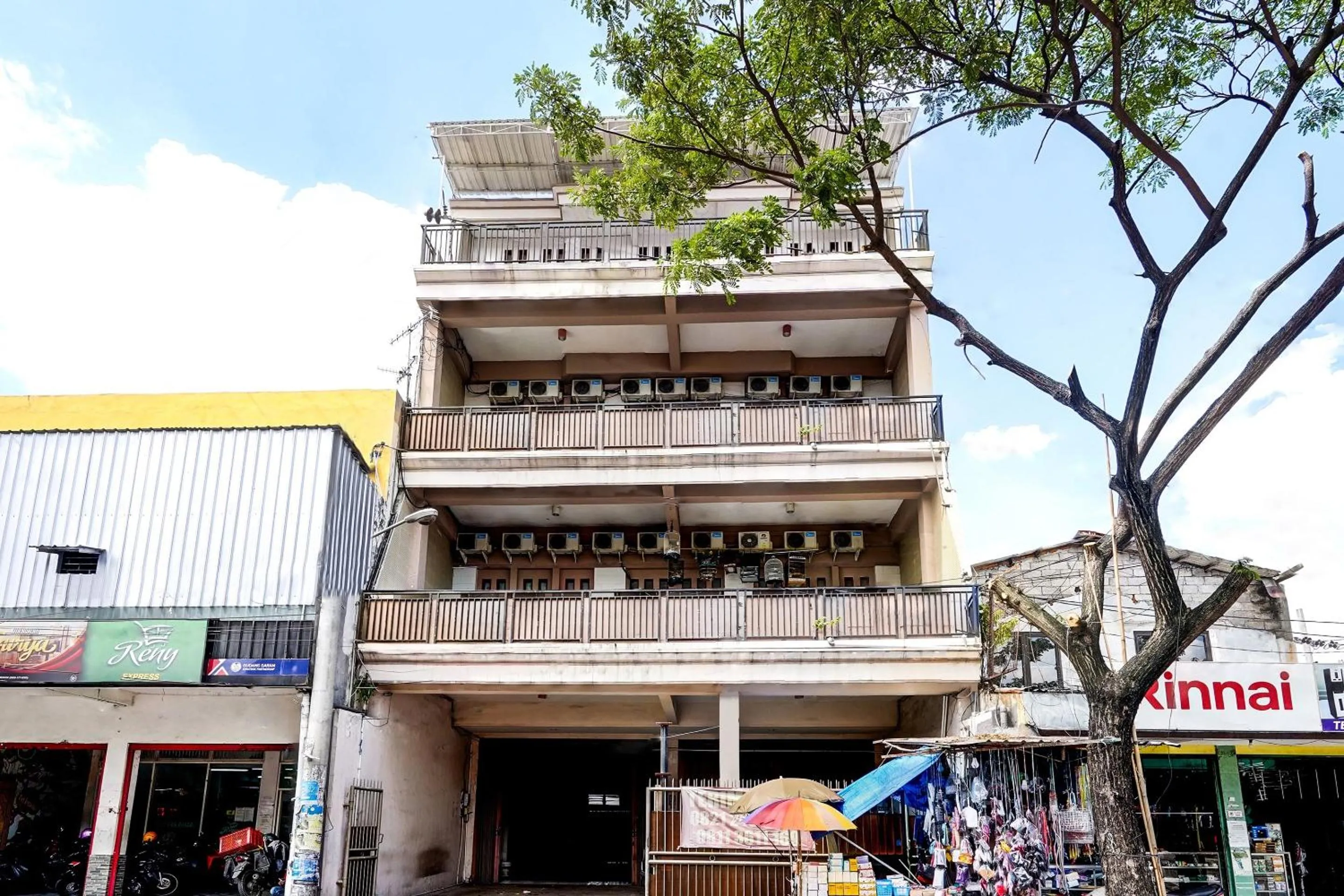 Facade/entrance in OYO Flagship 90890 Bratang Gede Residence