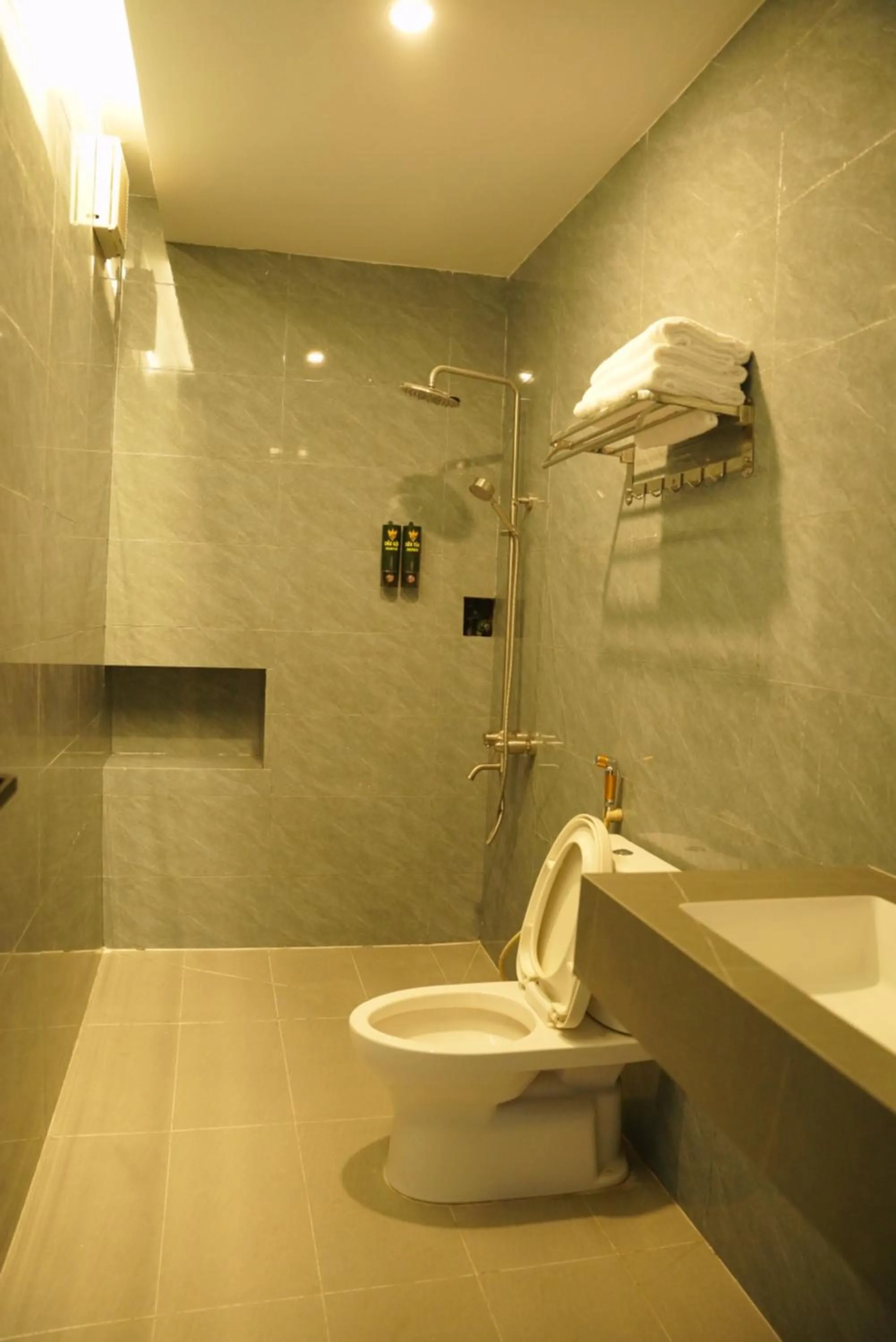 Toilet in KHÁCH SẠN ĐẾ VƯƠNG