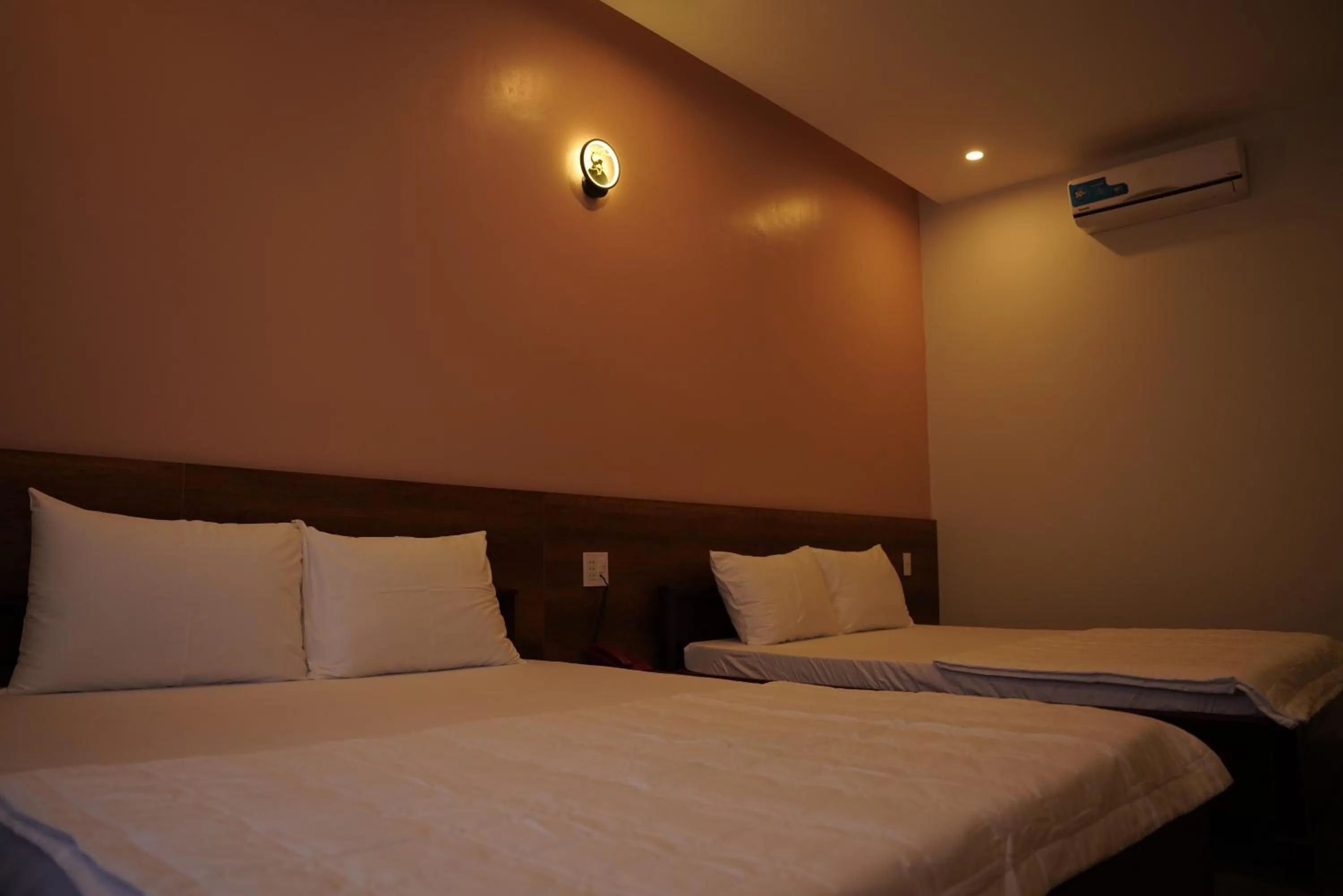 Bed in KHÁCH SẠN ĐẾ VƯƠNG