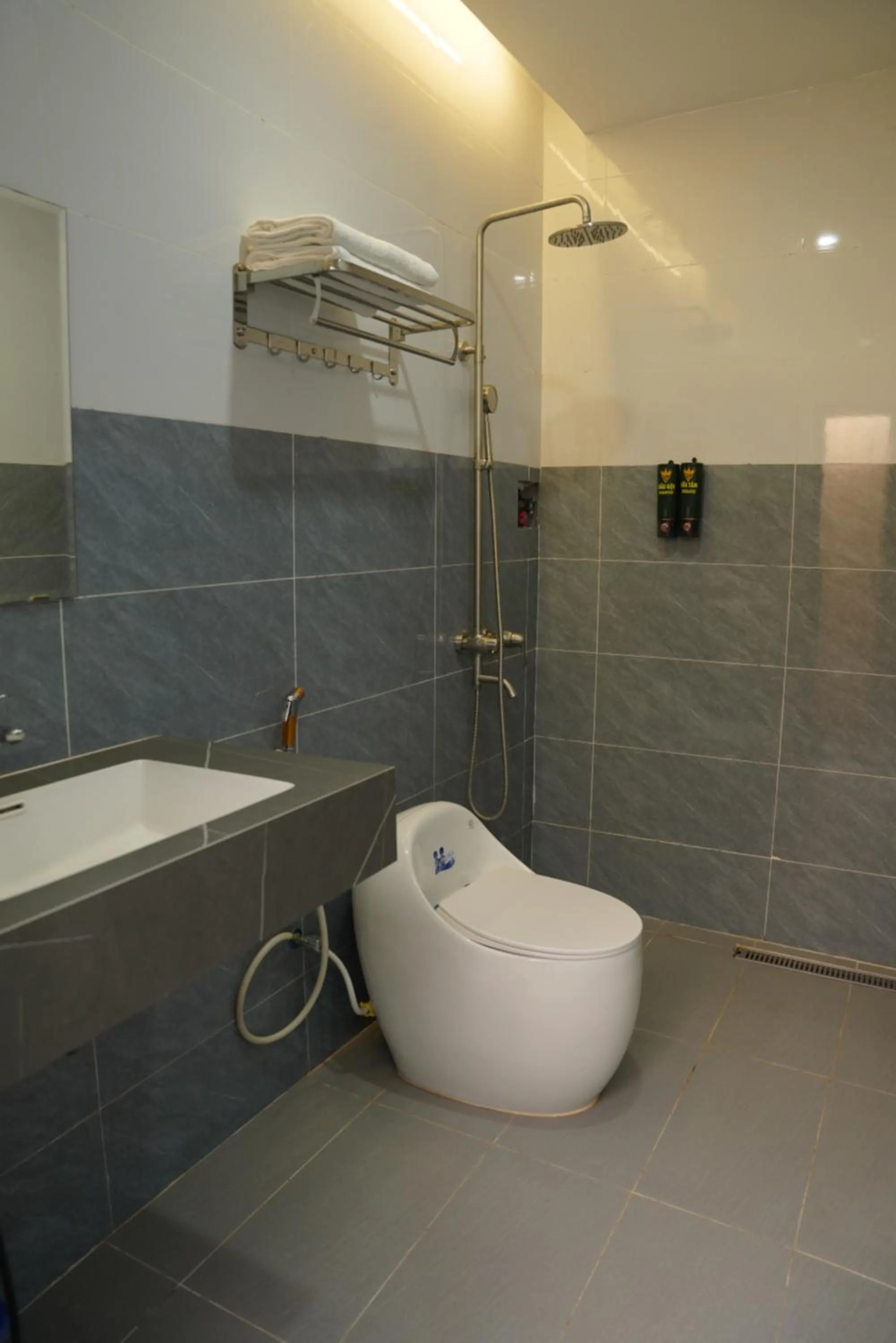 Shower in KHÁCH SẠN ĐẾ VƯƠNG