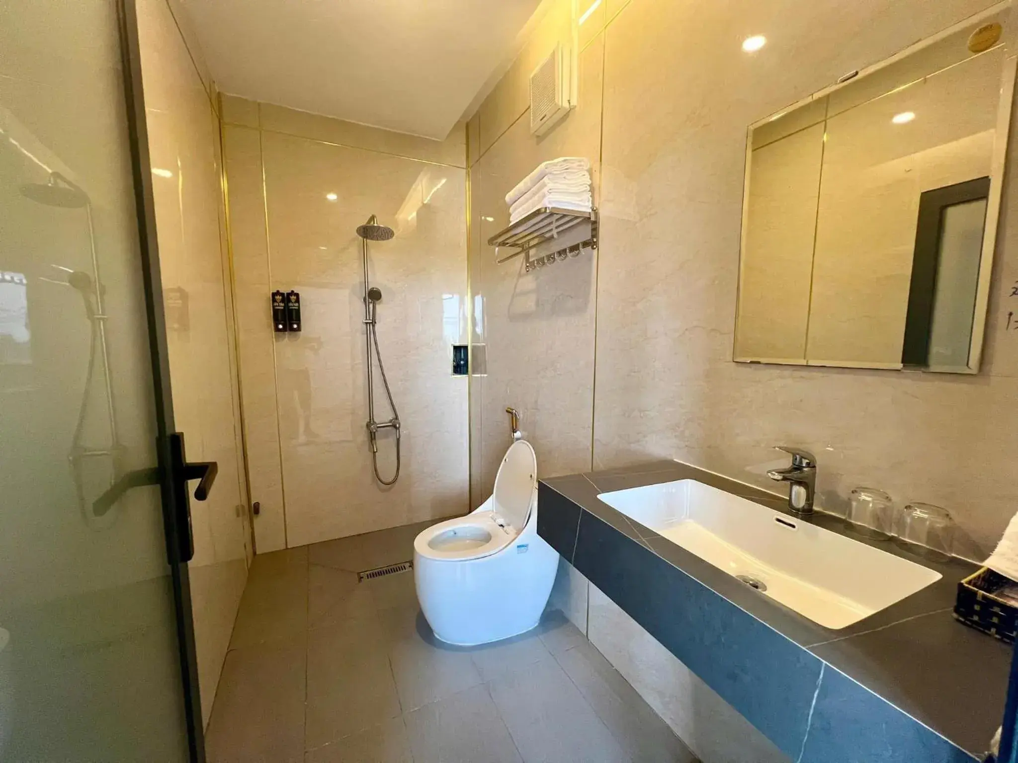 Toilet in KHÁCH SẠN ĐẾ VƯƠNG Toilet in KHÁCH SẠN ĐẾ VƯƠNG