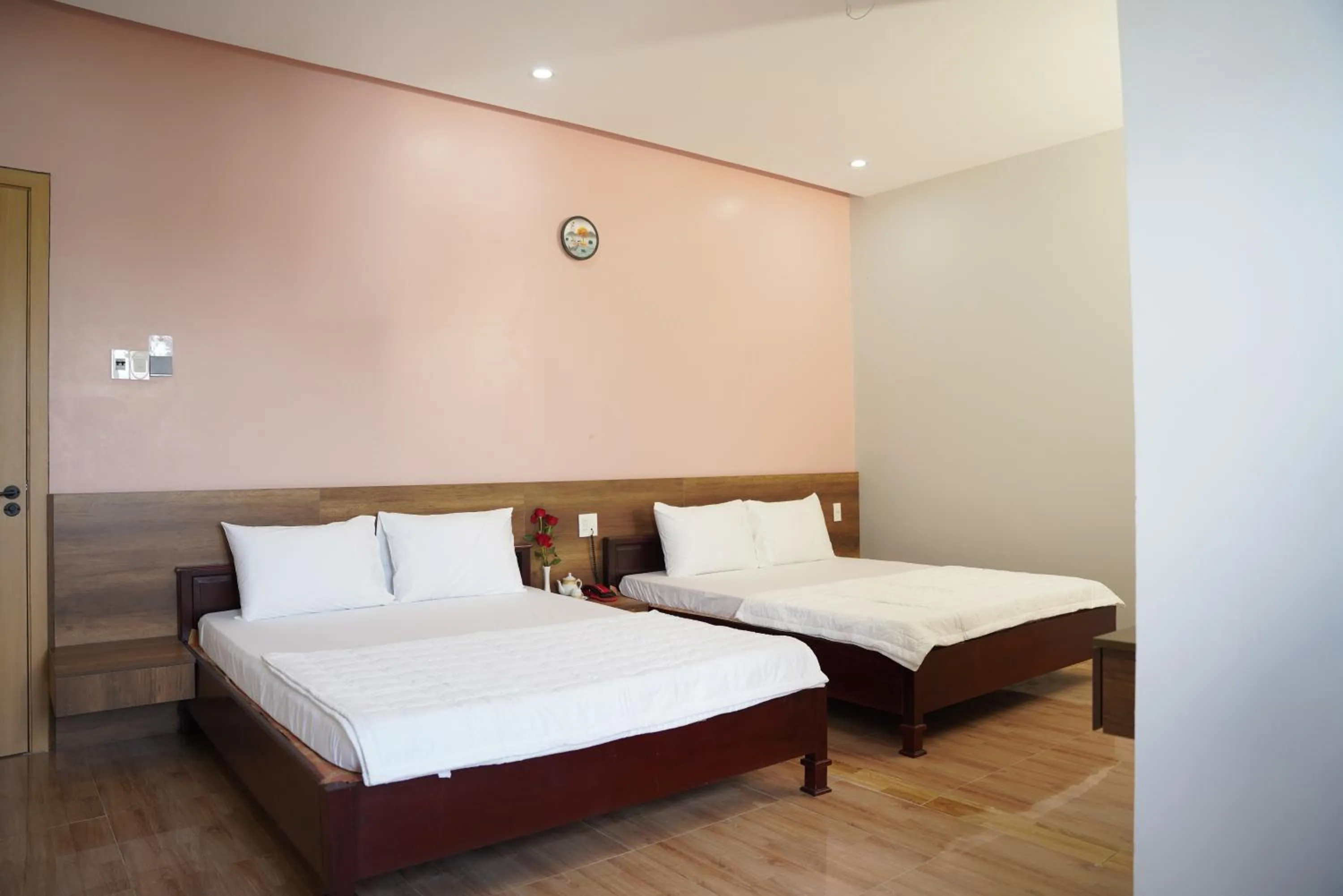 Bed in KHÁCH SẠN ĐẾ VƯƠNG