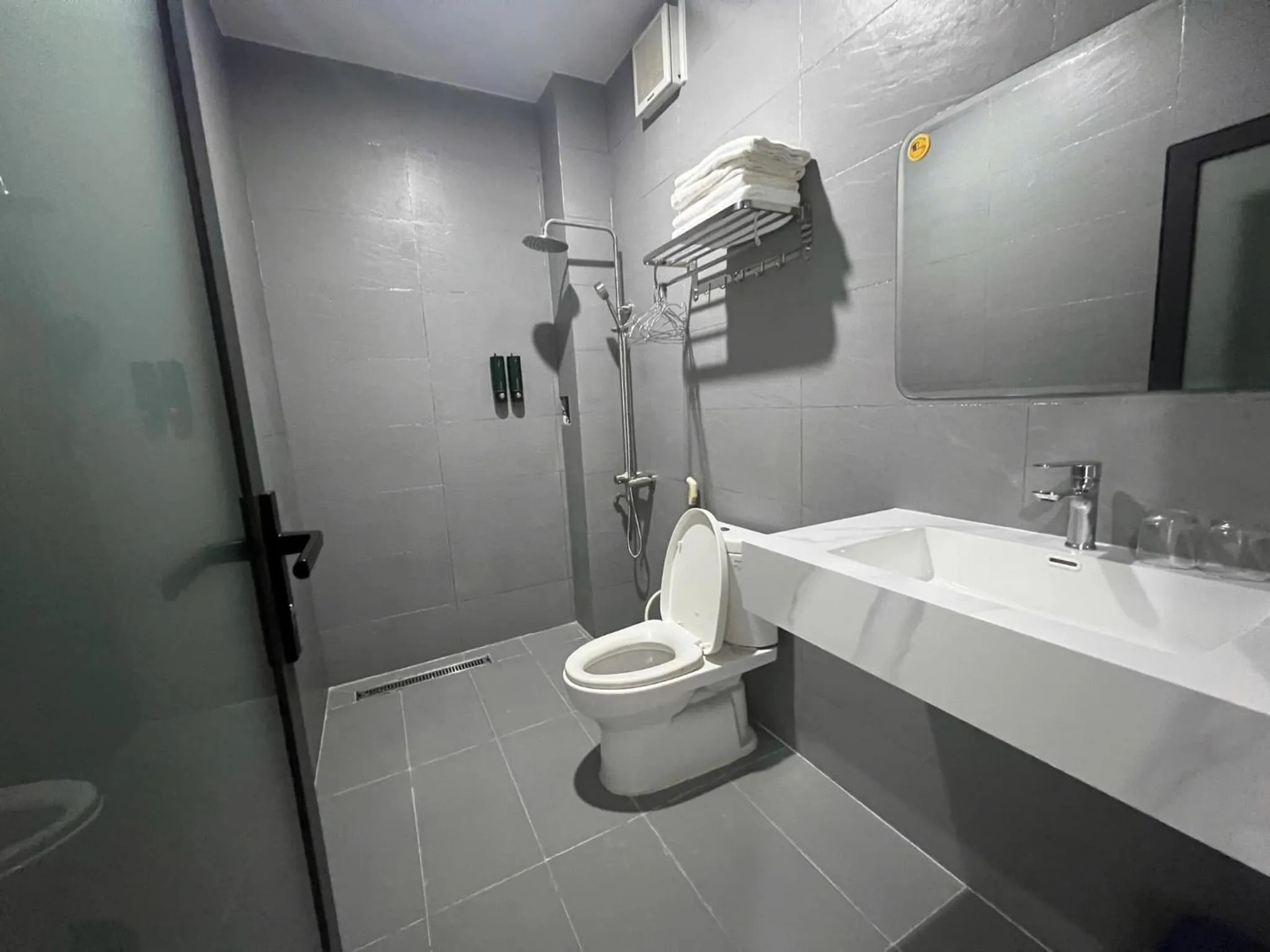 Toilet in KHÁCH SẠN ĐẾ VƯƠNG