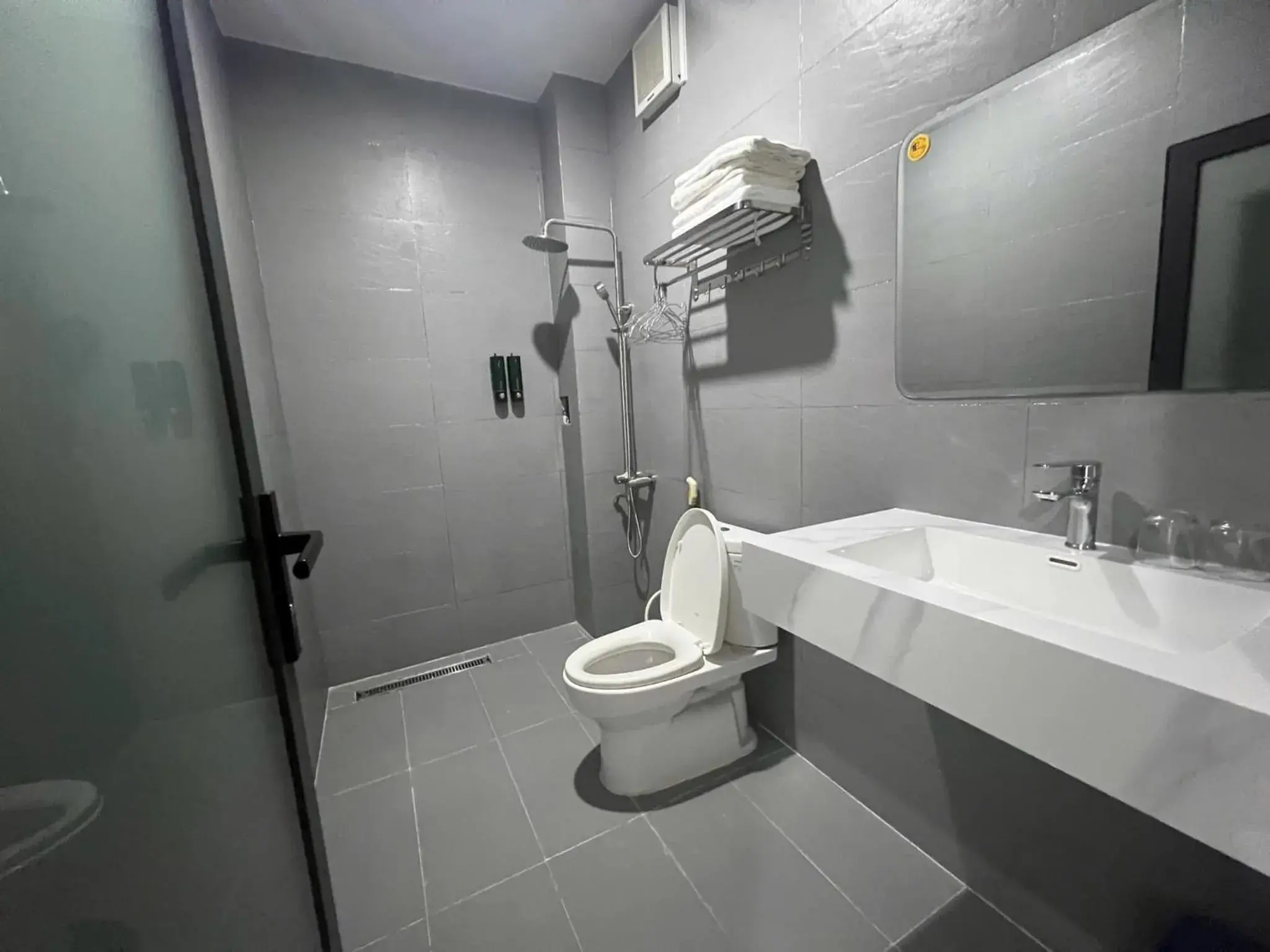 Toilet in KHÁCH SẠN ĐẾ VƯƠNG Toilet in KHÁCH SẠN ĐẾ VƯƠNG