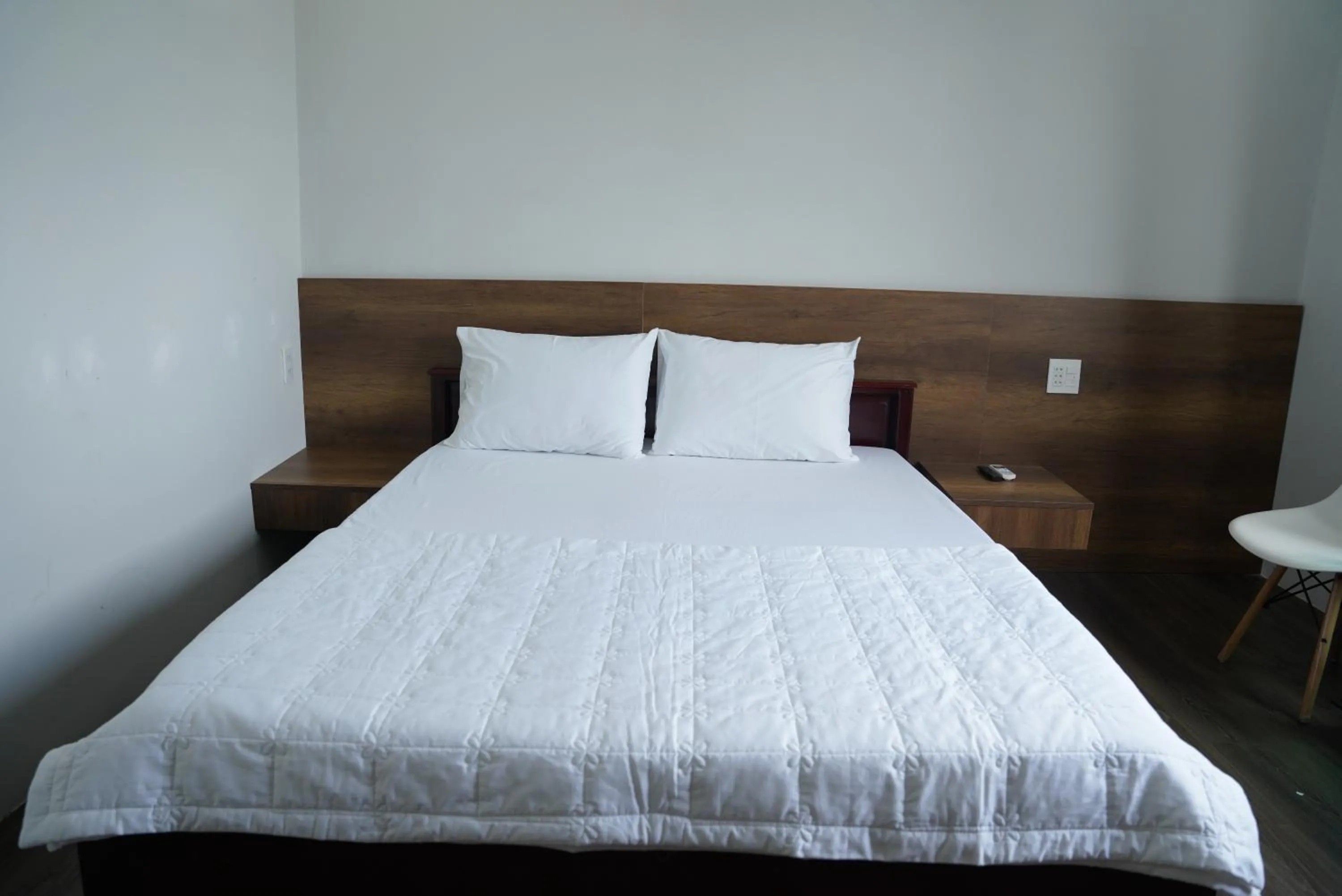 Bed in KHÁCH SẠN ĐẾ VƯƠNG