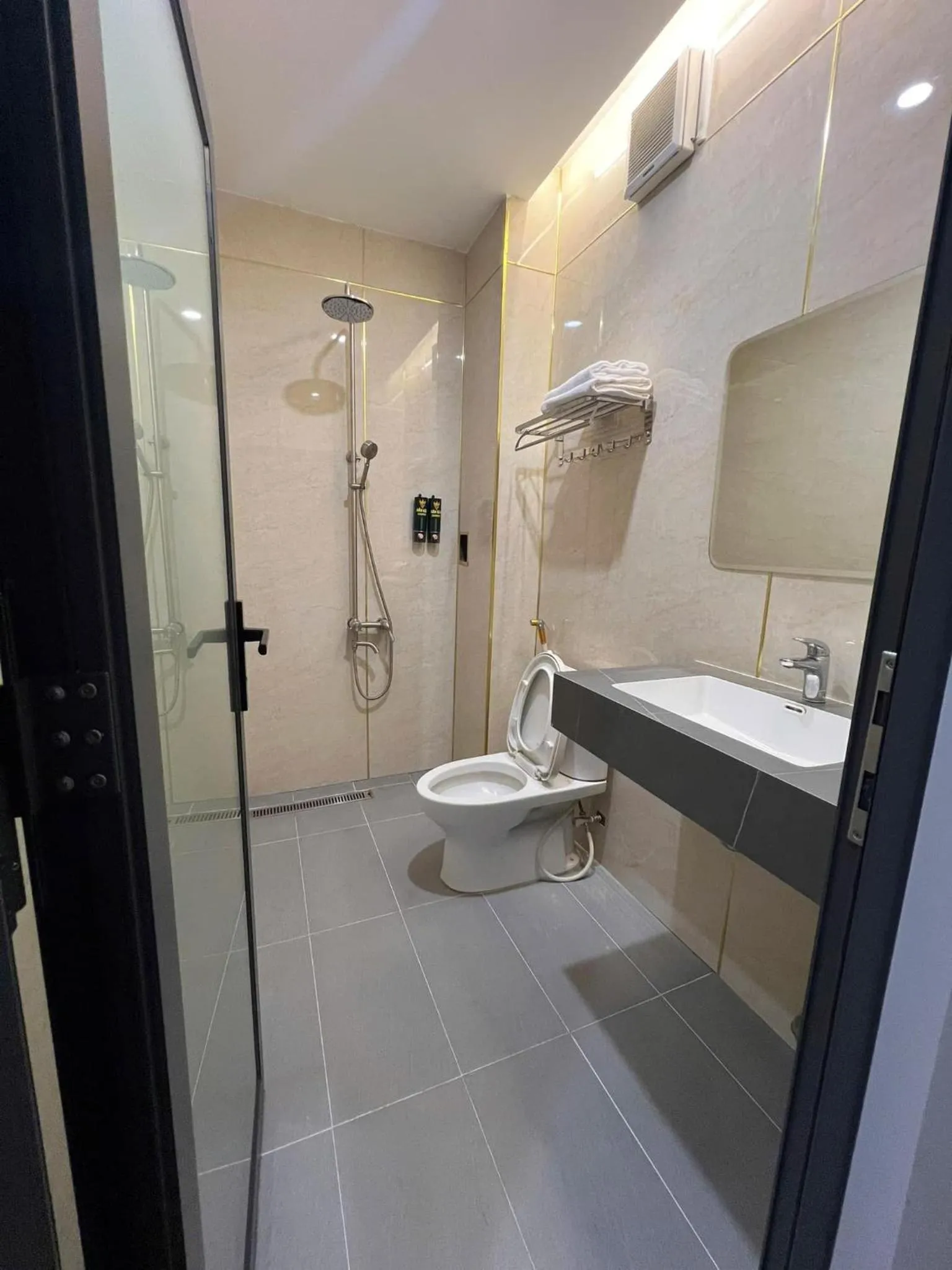 Toilet in KHÁCH SẠN ĐẾ VƯƠNG