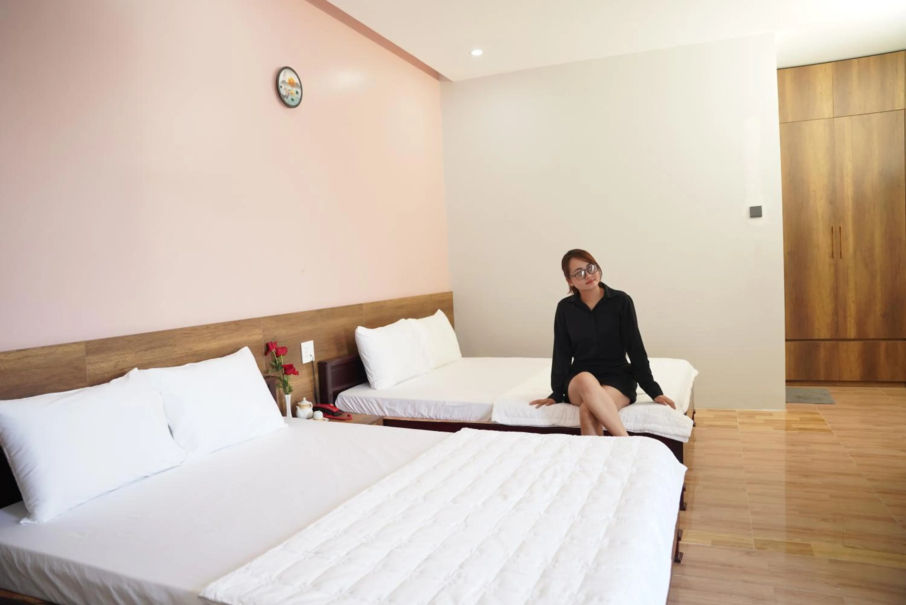 Bed in KHÁCH SẠN ĐẾ VƯƠNG