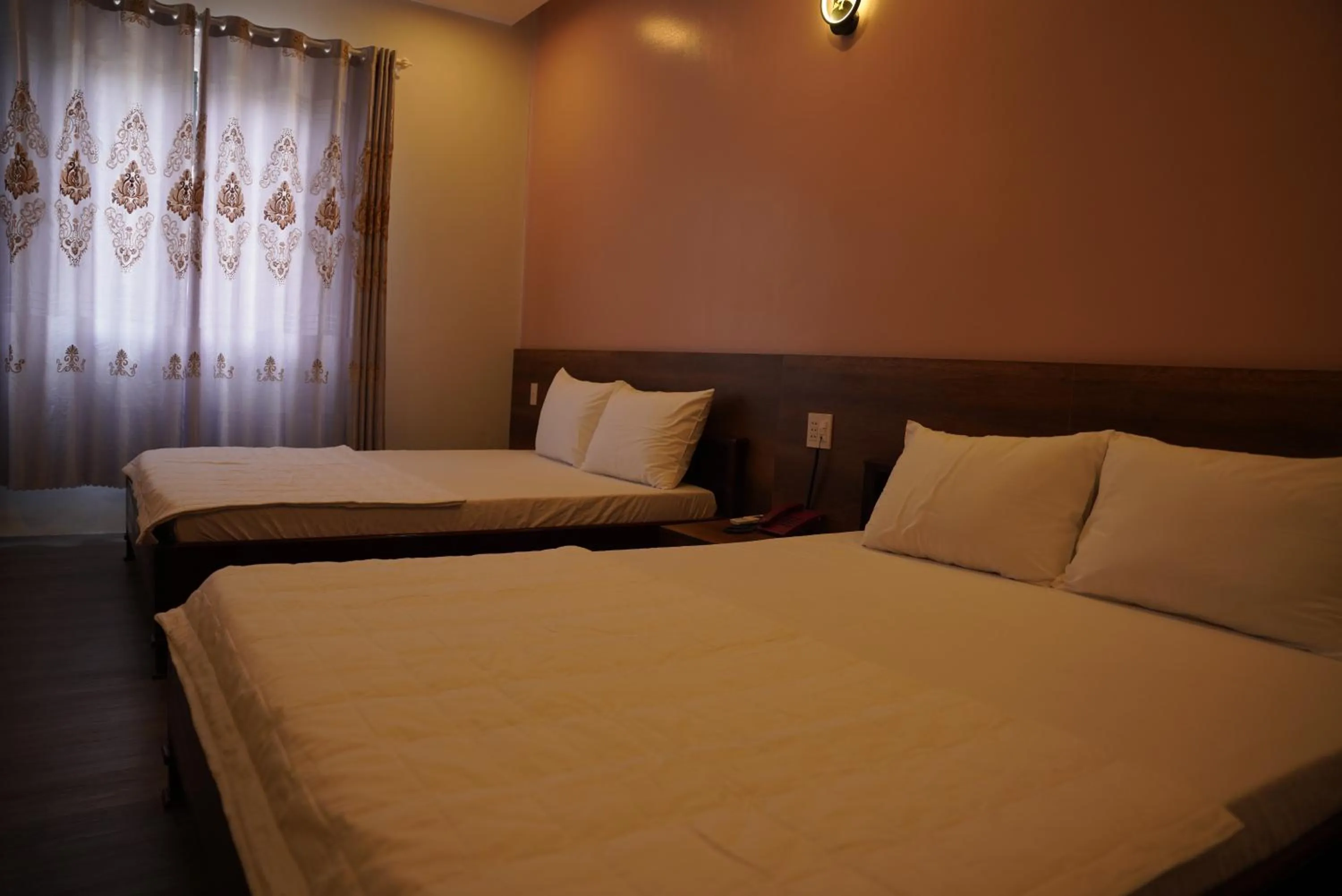 Bed in KHÁCH SẠN ĐẾ VƯƠNG