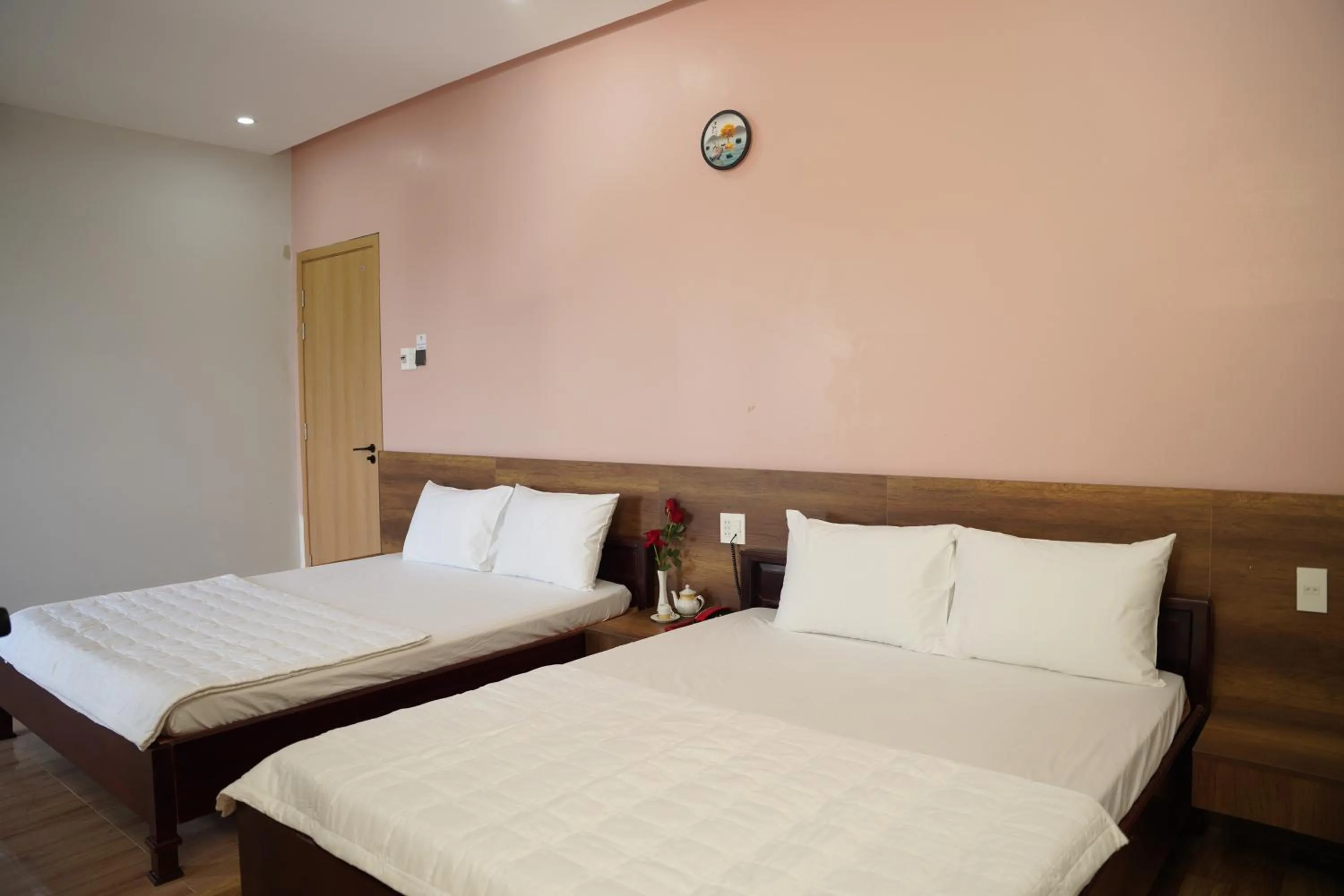 Photo of the whole room, Bed in KHÁCH SẠN ĐẾ VƯƠNG