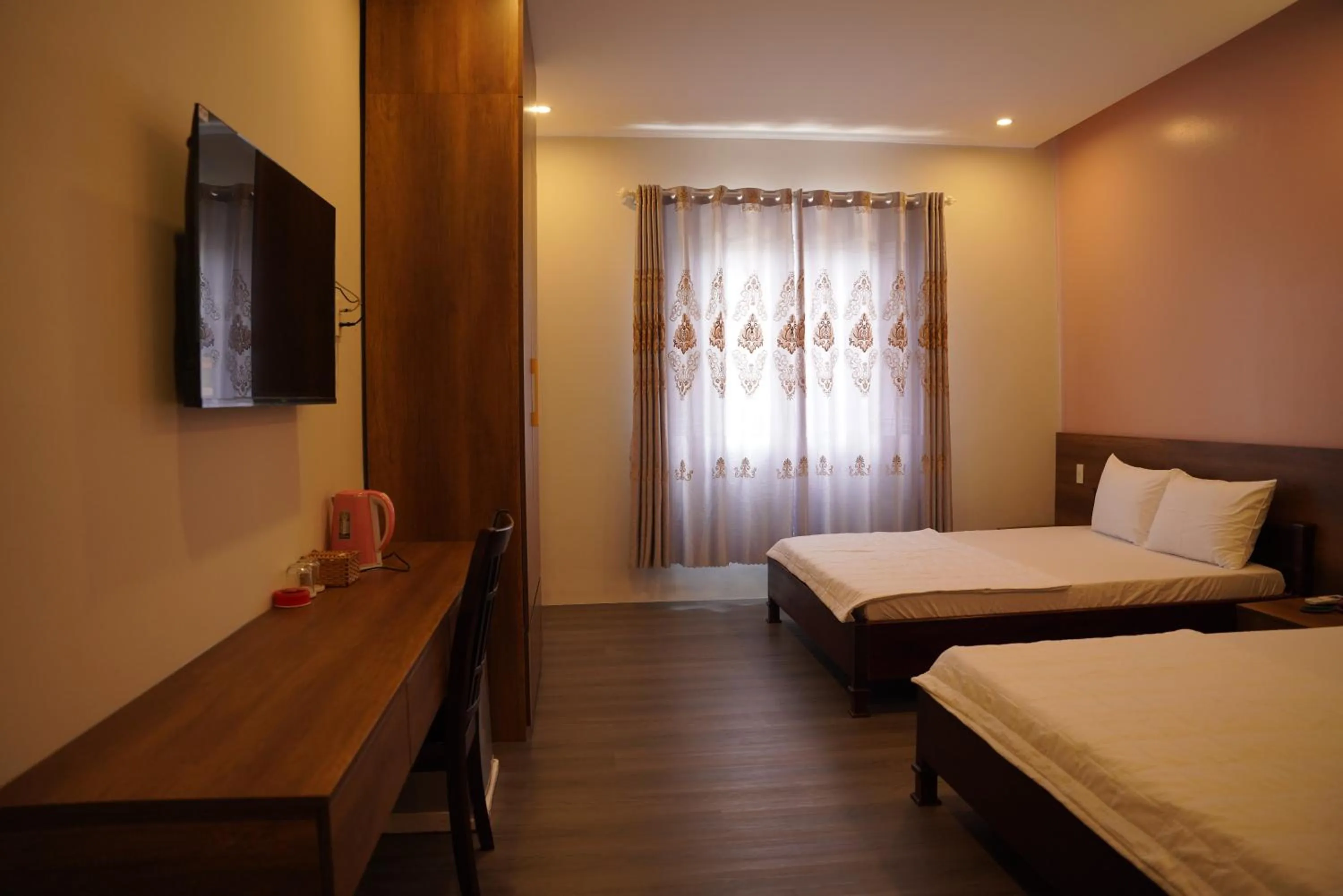 Photo of the whole room, Bed in KHÁCH SẠN ĐẾ VƯƠNG