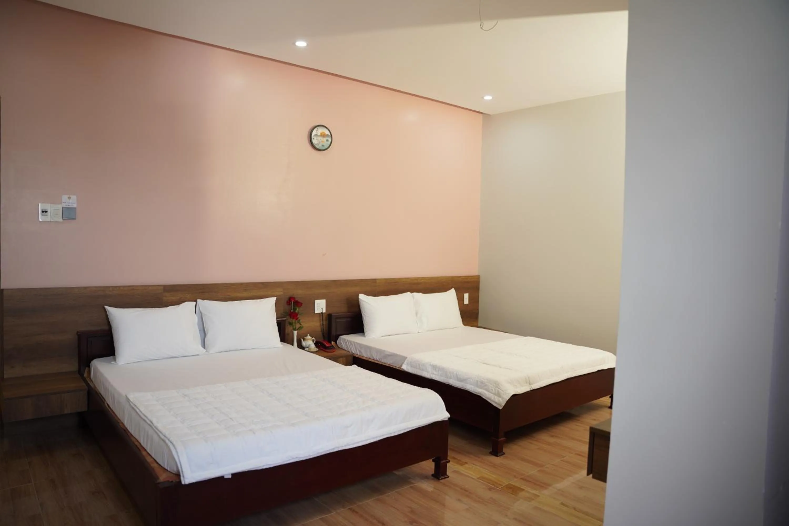 Bed in KHÁCH SẠN ĐẾ VƯƠNG