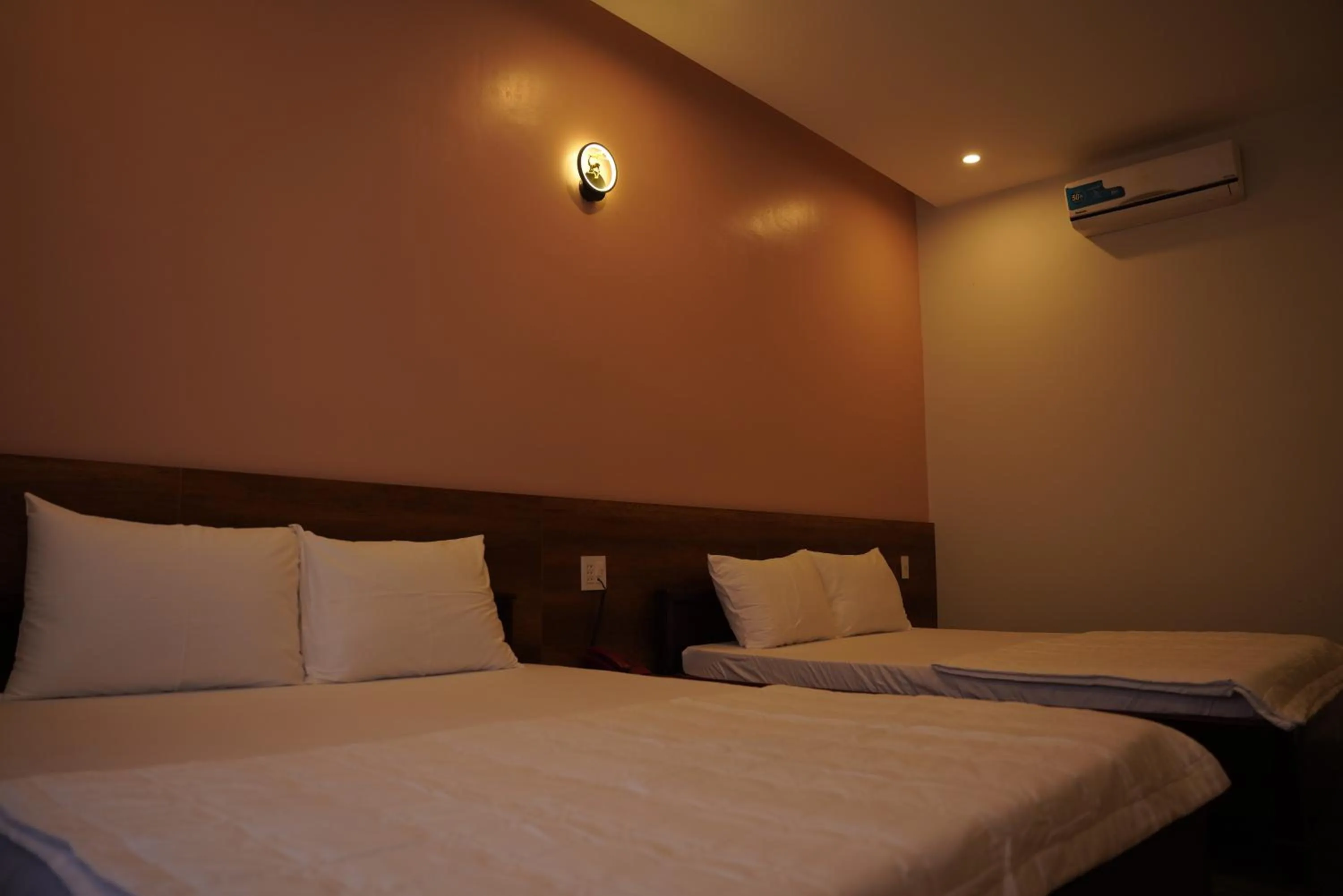 Bedroom, Bed in KHÁCH SẠN ĐẾ VƯƠNG