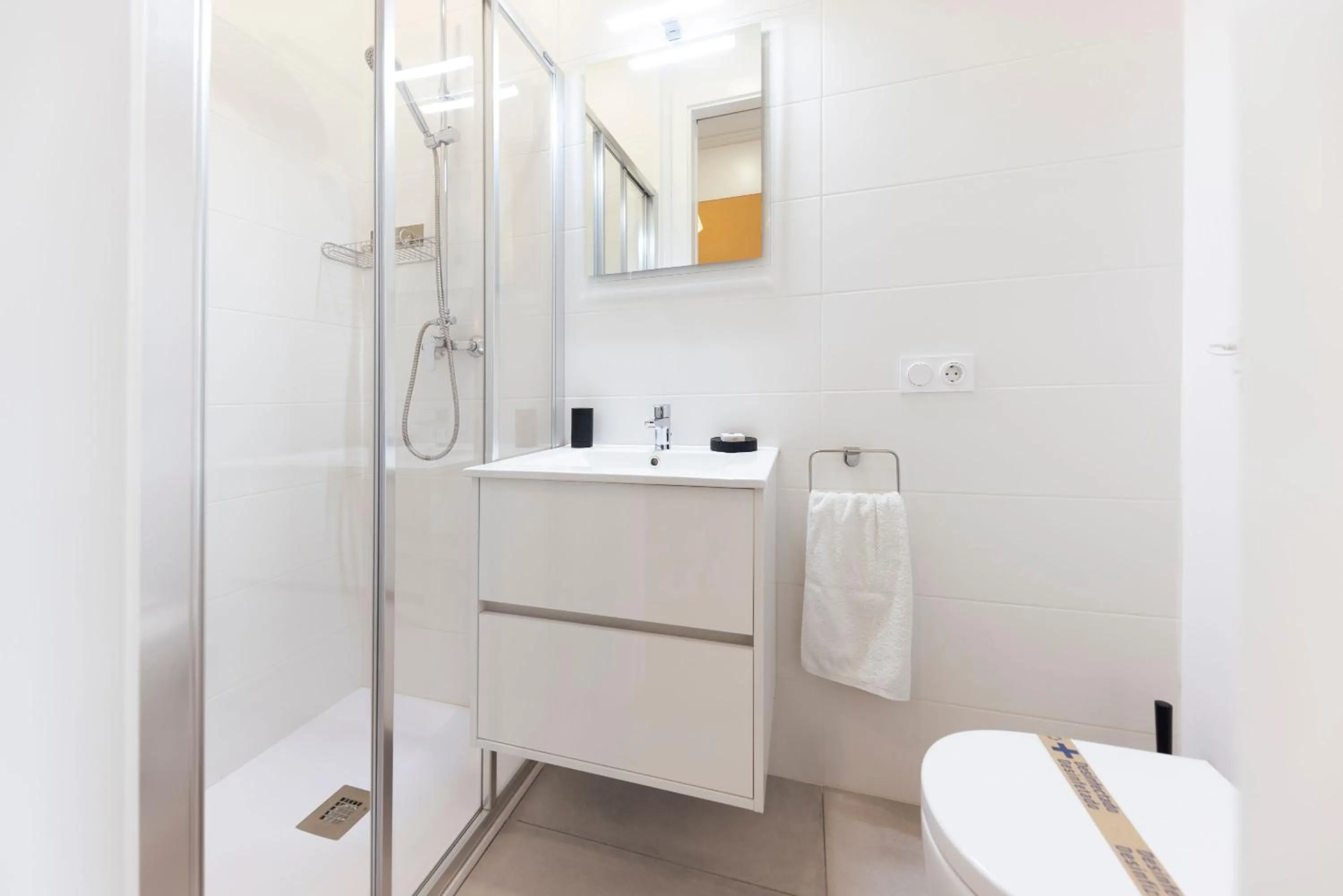 Bathroom in Bravissimo Riu Onyar, modern 3 bedroom apartment
