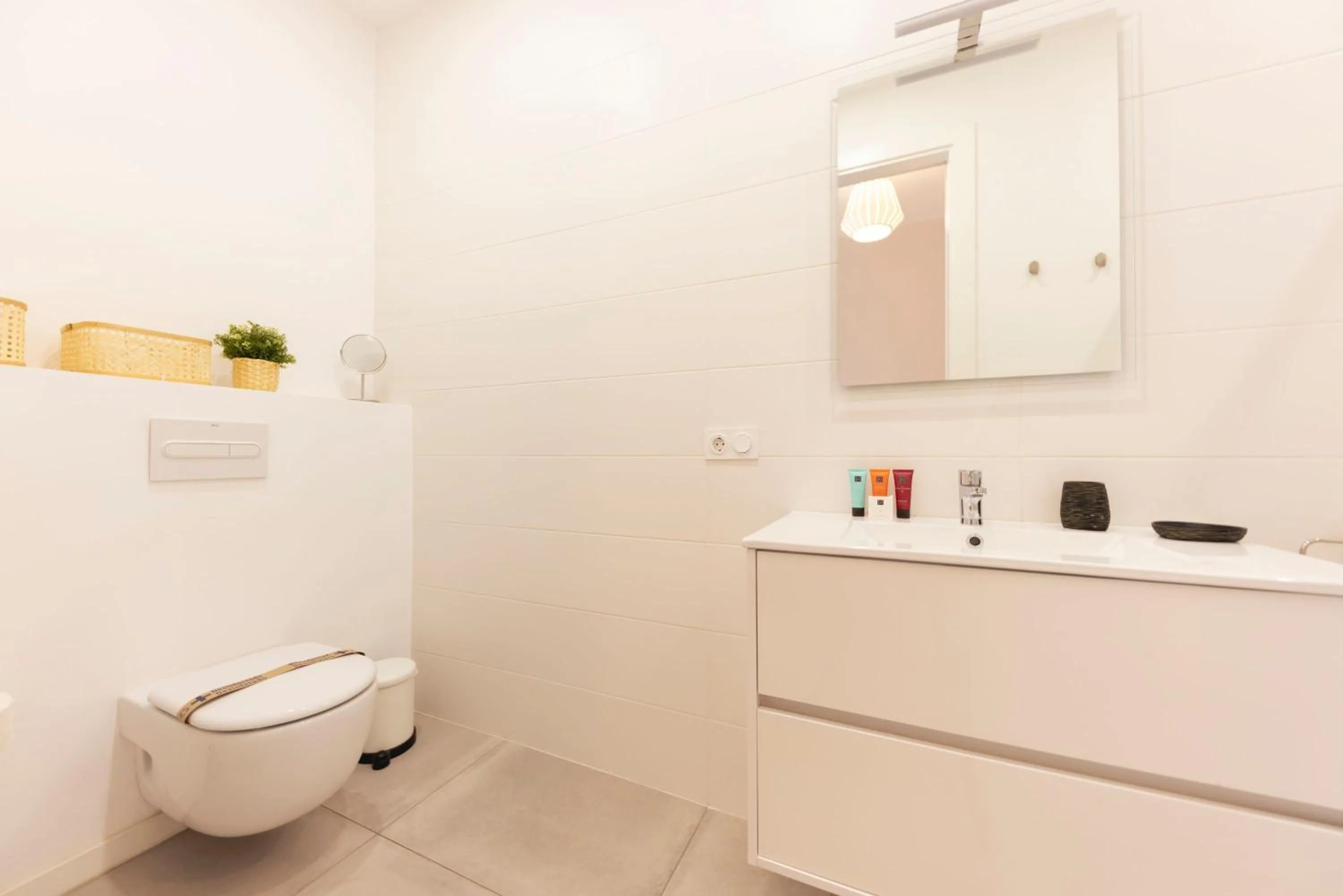 Bathroom in Bravissimo Riu Onyar, modern 3 bedroom apartment