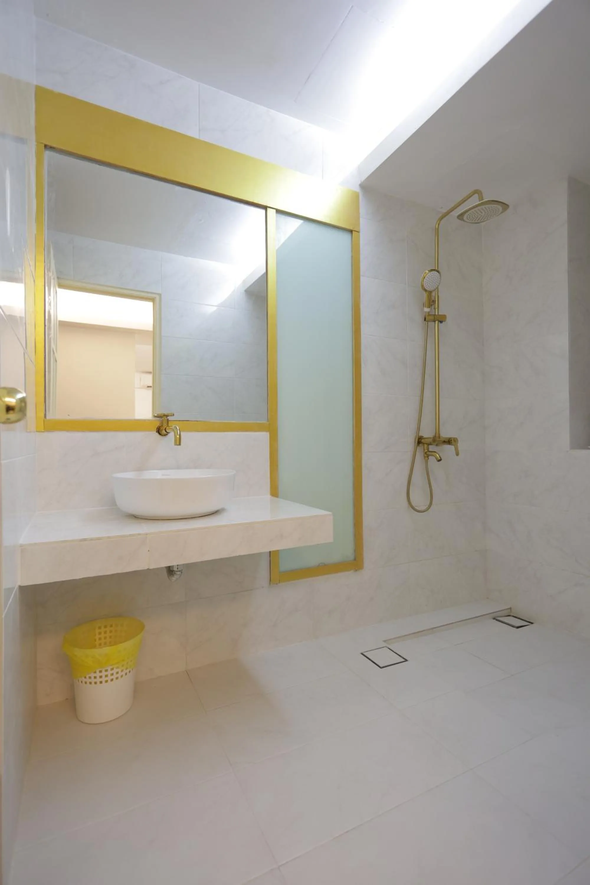 Bathroom in OMAR BB STUDIO