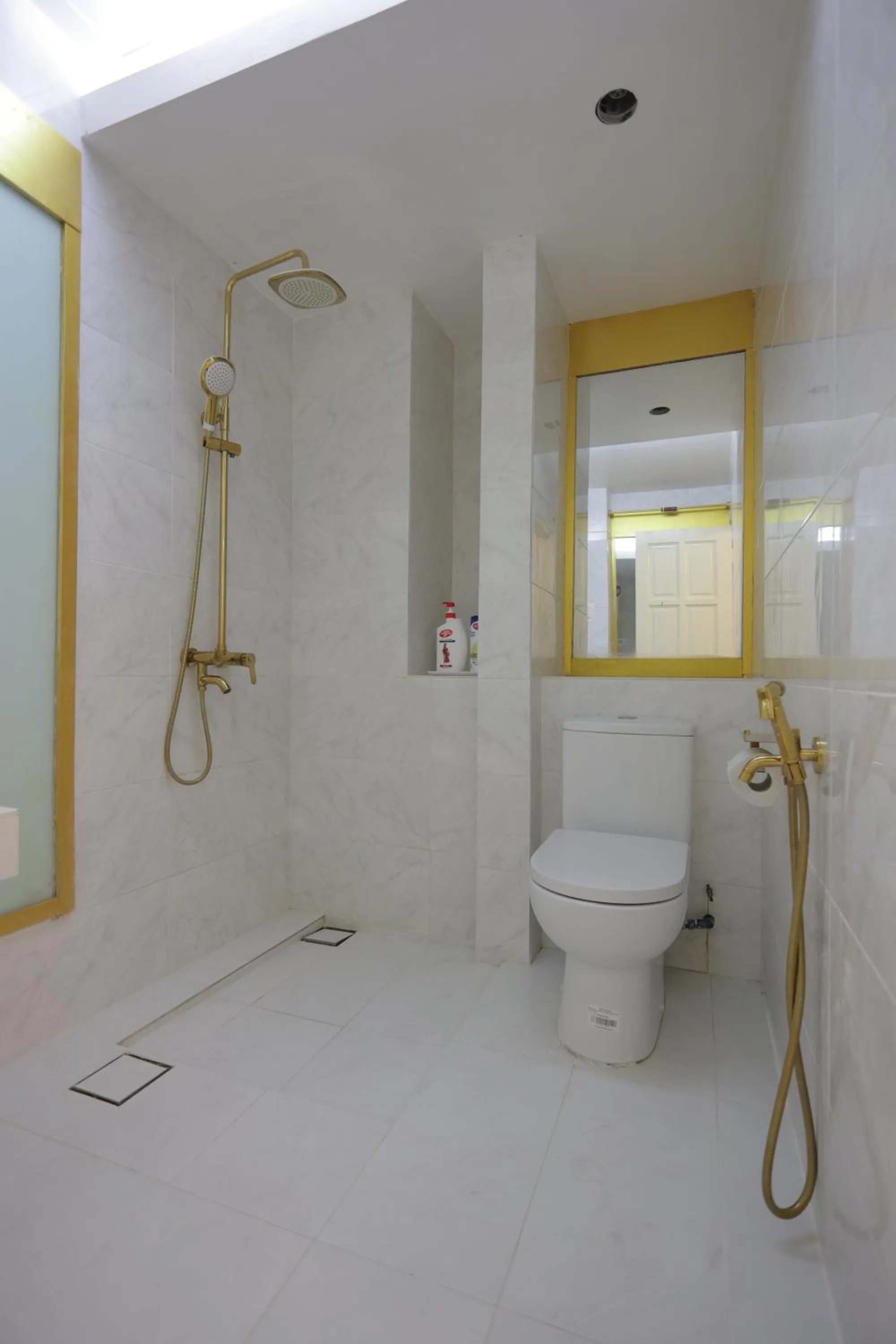 Toilet in OMAR BB STUDIO