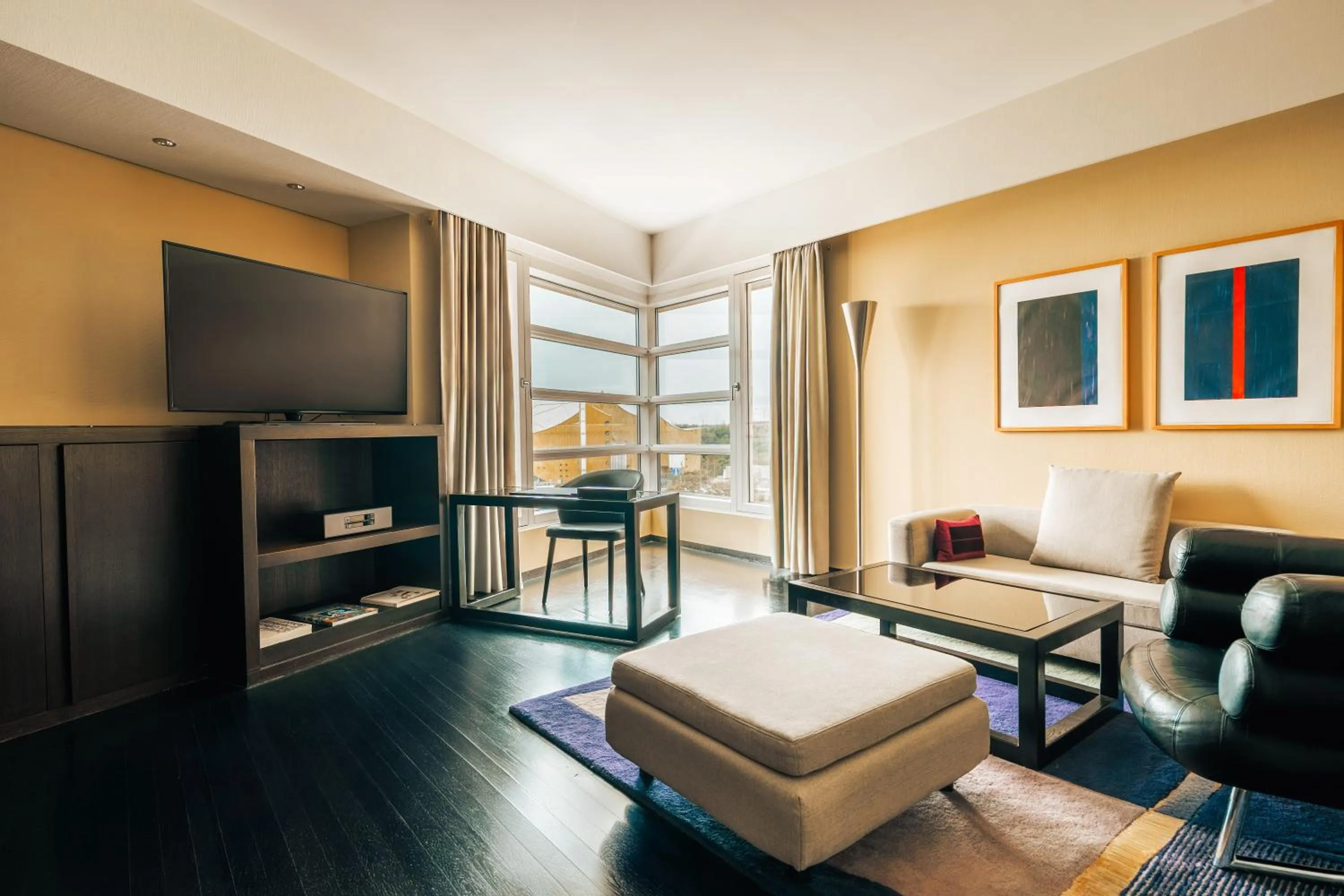 Communal lounge/ TV room in Grand Hyatt Berlin