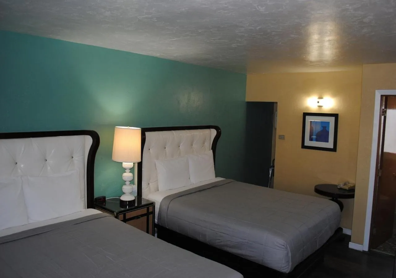 Bedroom, Bed in American inn