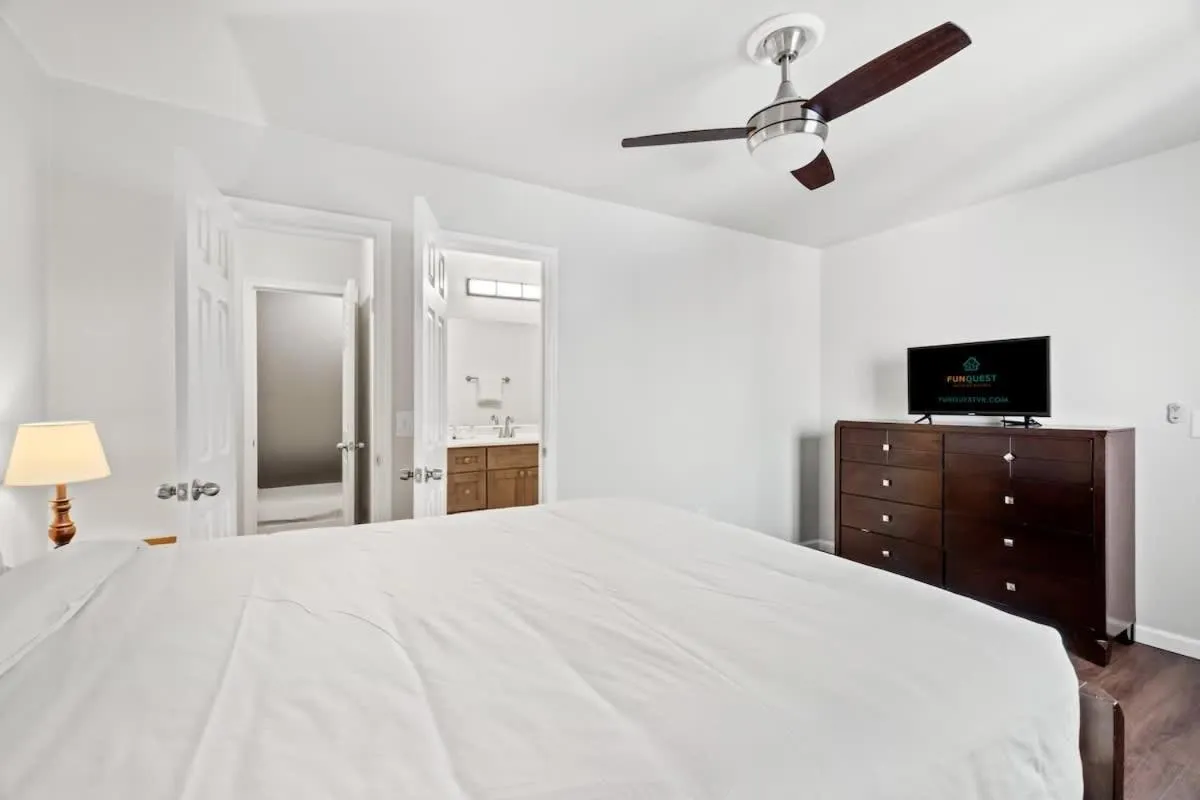 Bed in 5218 Beach Dr A