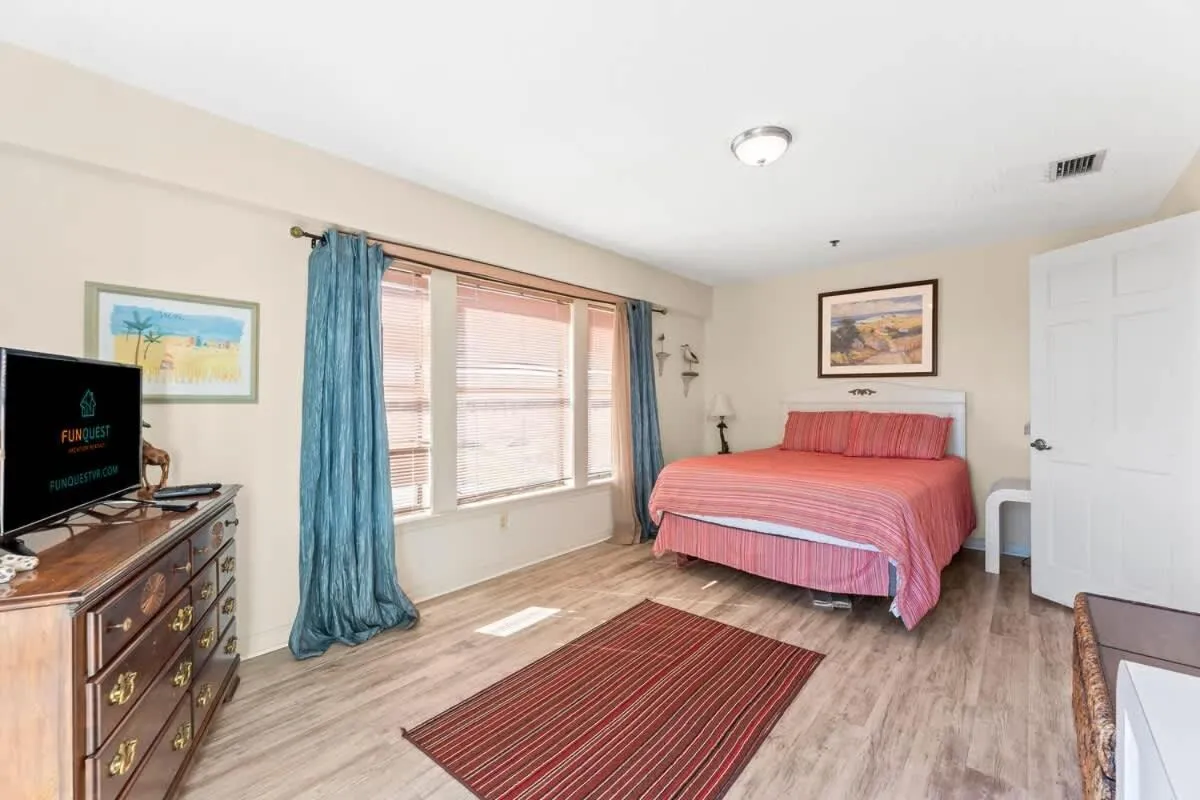 Bed in 1302B St Thomas Square