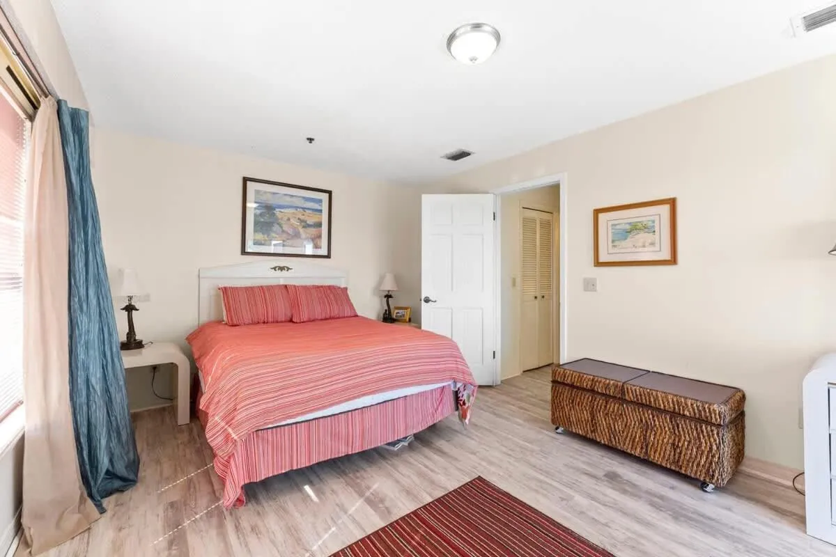 Bed in 1302B St Thomas Square