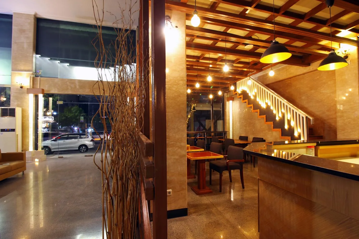 Restaurant/places to eat in Altona Hotel