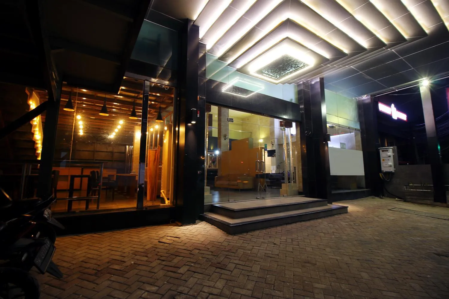 Facade/entrance in Altona Hotel