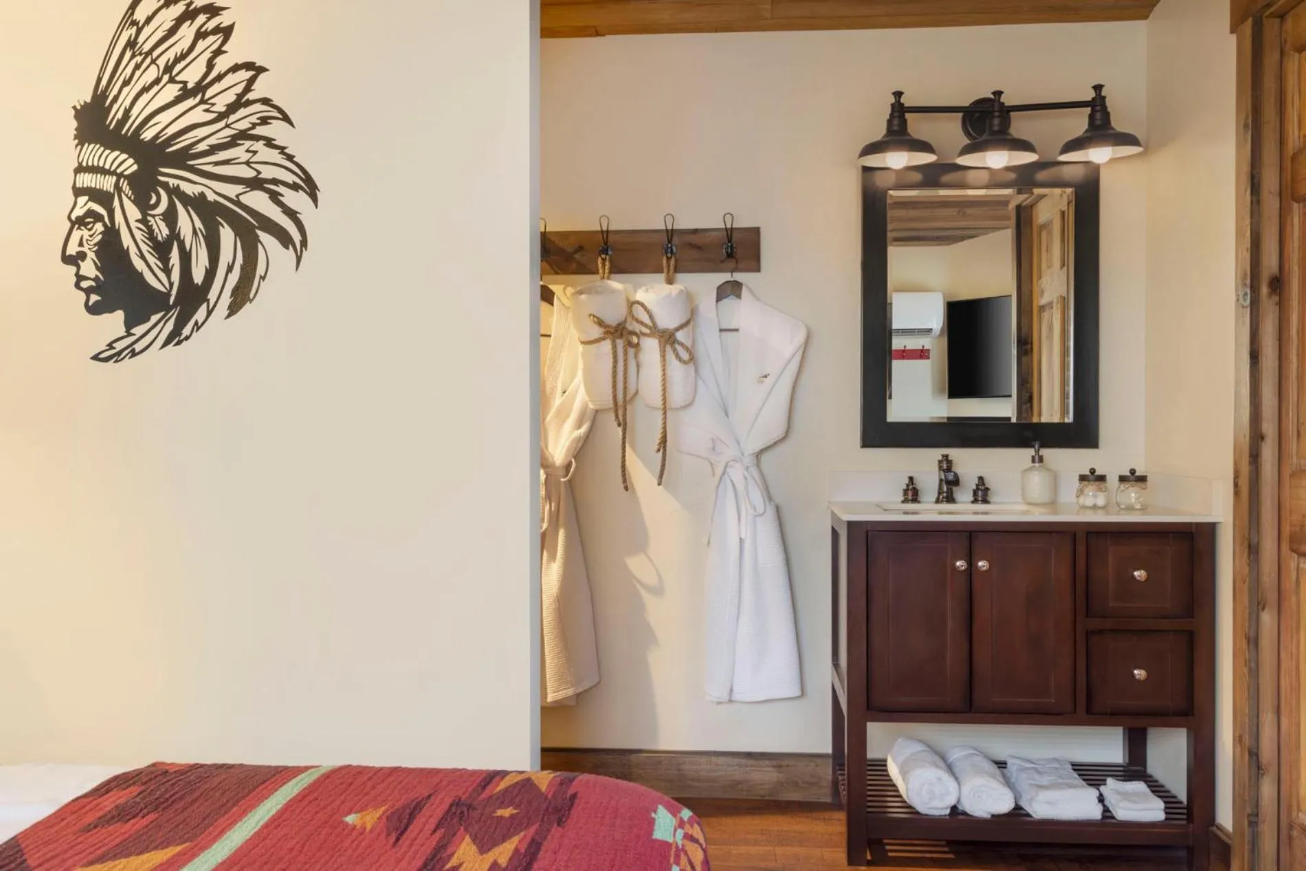 wardrobe, Bed in River Rock Inn B&B