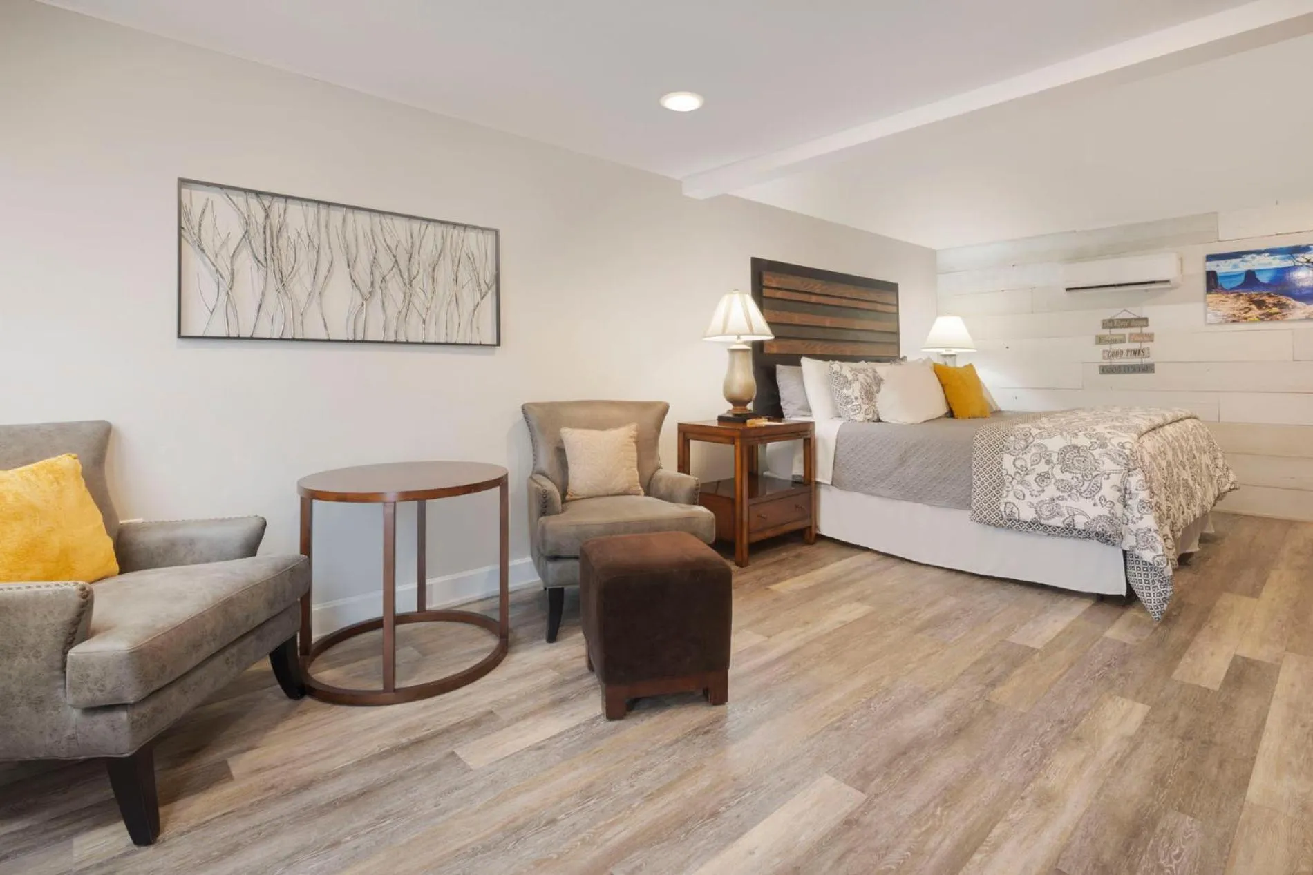 Photo of the whole room, Bed in River Rock Inn B&B