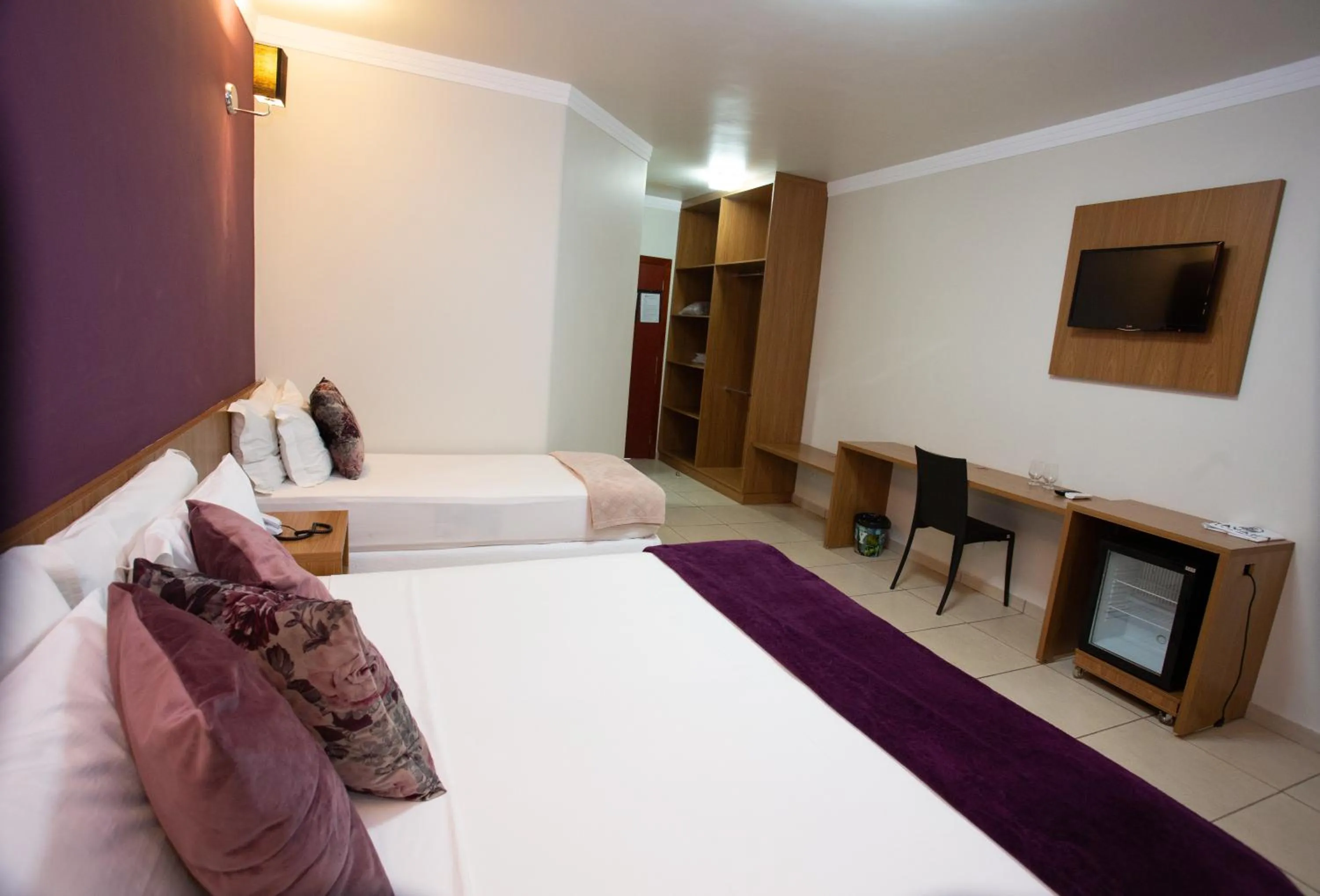 Photo of the whole room, Bed in Havana Express