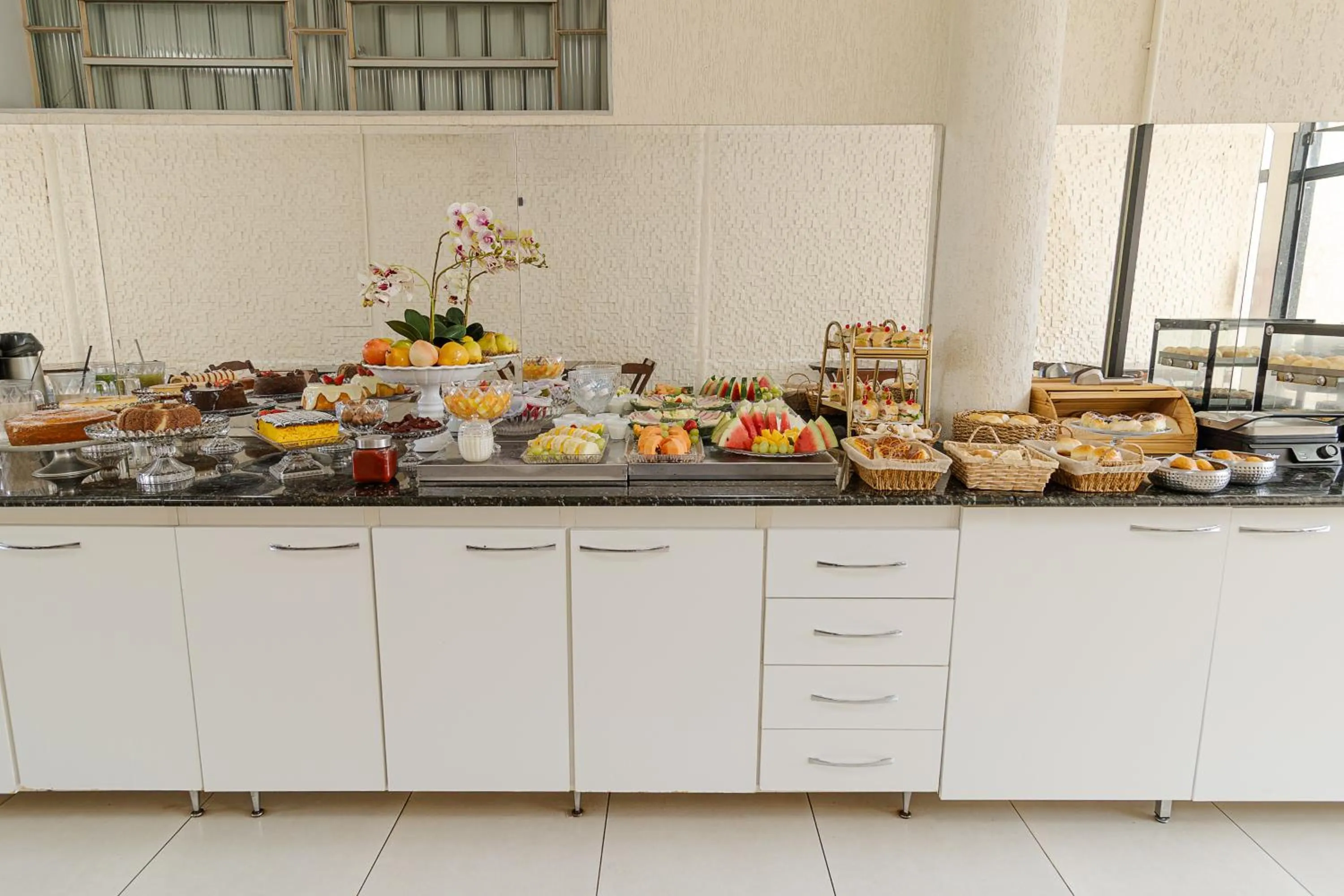 Buffet breakfast in Havana Express