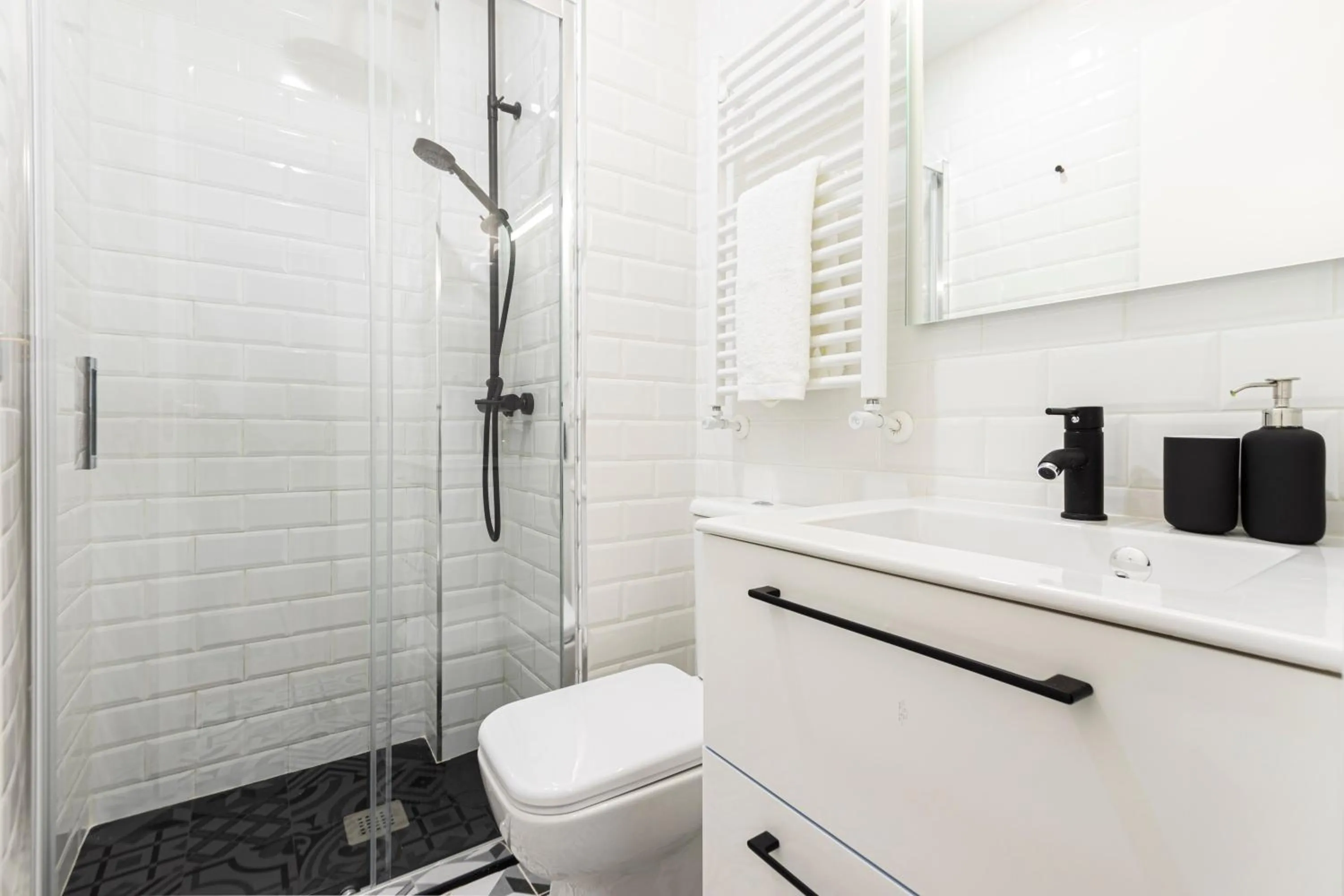 Shower in Ever House - IFEMA Canillas